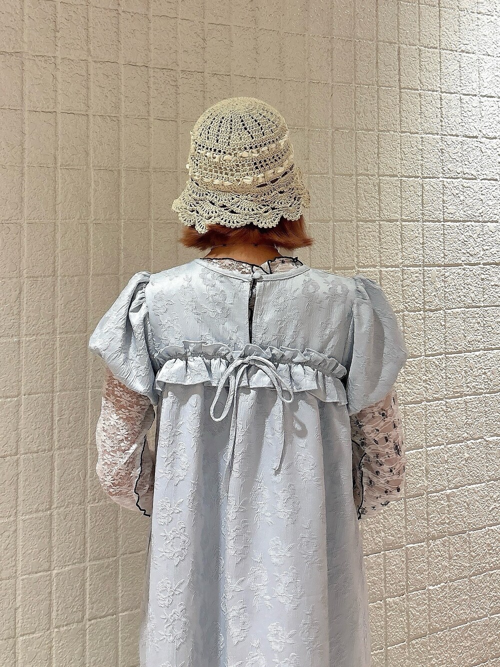 ブルー系のワンピース、ホワイト系のTシャツ/カットソー、ホワイト系のサンダルを着用したレディースの春コーディネートの4枚目の写真