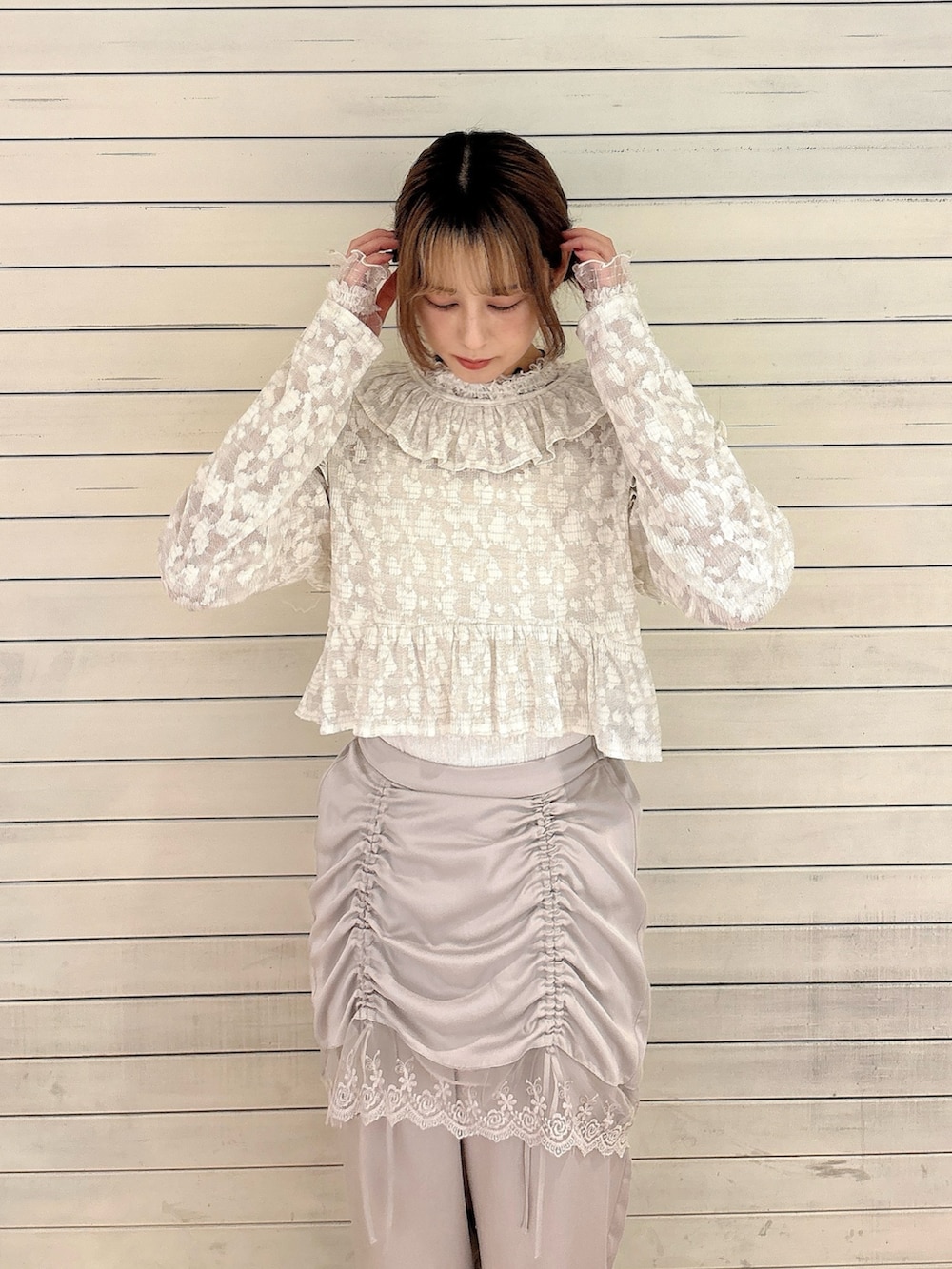 グレー系のスラックス、ホワイト系のローファー、ホワイト系のTシャツ/カットソーを着用したレディースの夏コーディネートの3枚目の写真