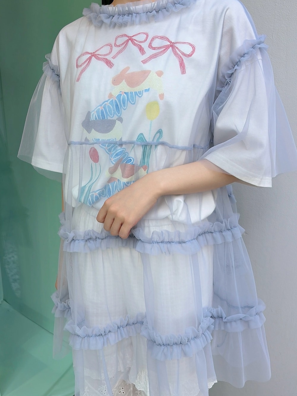 ホワイト系のTシャツ/カットソー、ブルー系のチュニック、ホワイト系のその他パンツを着用したレディースの春コーディネートの5枚目の写真