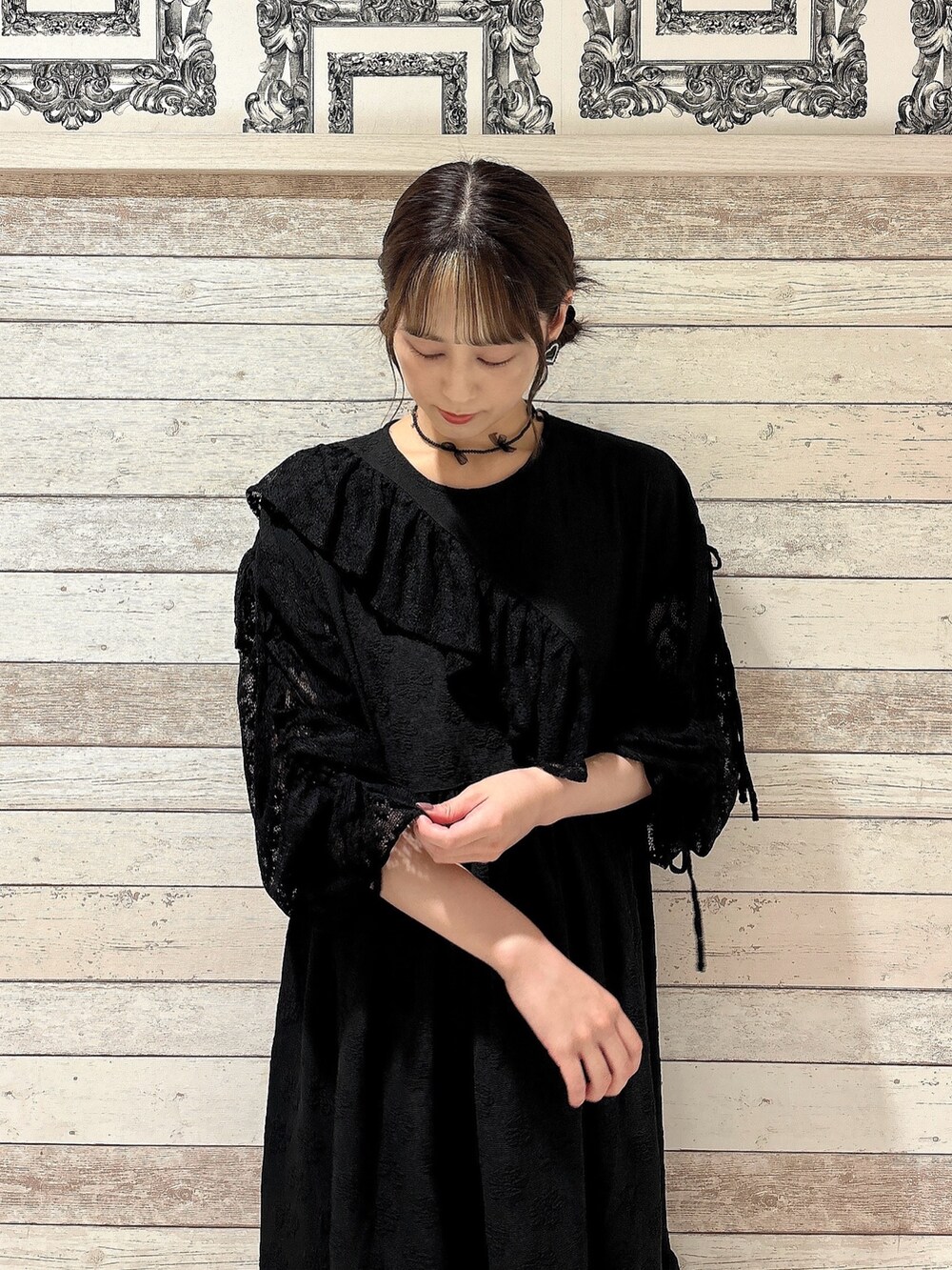 ブラック系のワンピース、レッド系のローファーを着用したレディースの秋コーディネートの3枚目の写真