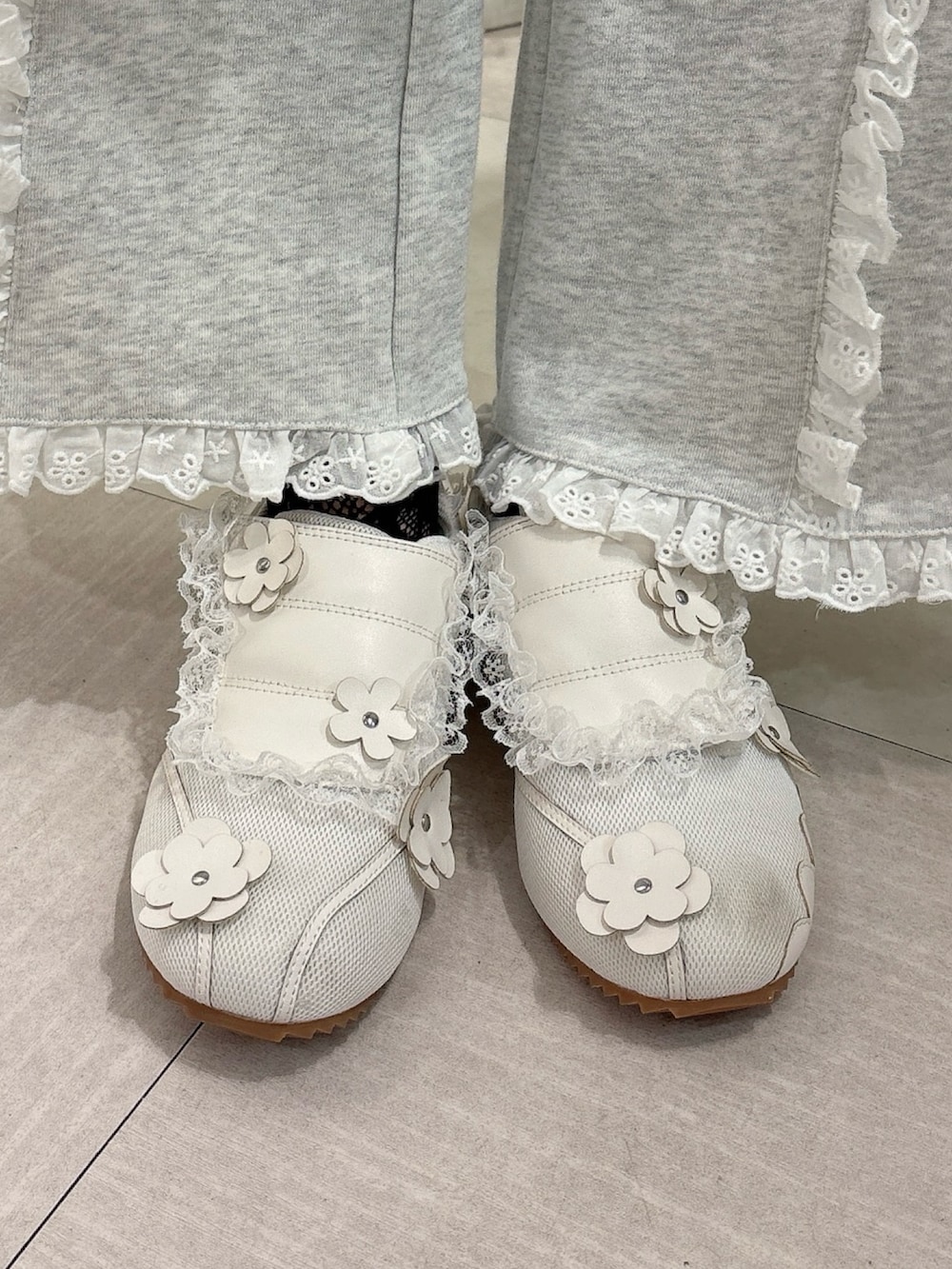 ブルー系のTシャツ/カットソー、ブルー系のチュニック、グレー系のスウェットパンツを着用したレディースの秋コーディネートの7枚目の写真