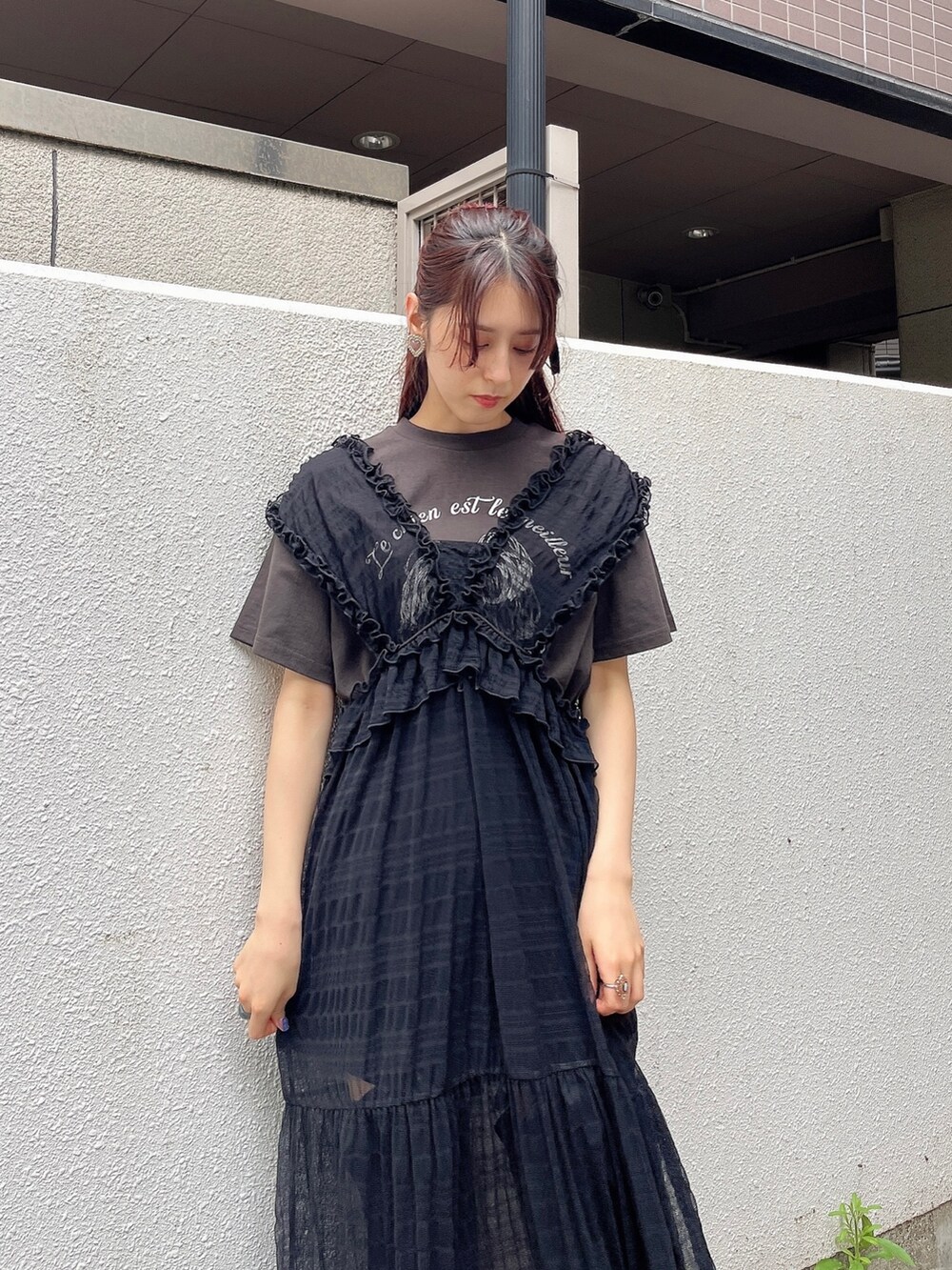 グレー系のTシャツ/カットソー、ブラック系のワンピース、ブラック系のその他パンツを着用したレディースの夏コーディネートの2枚目の写真