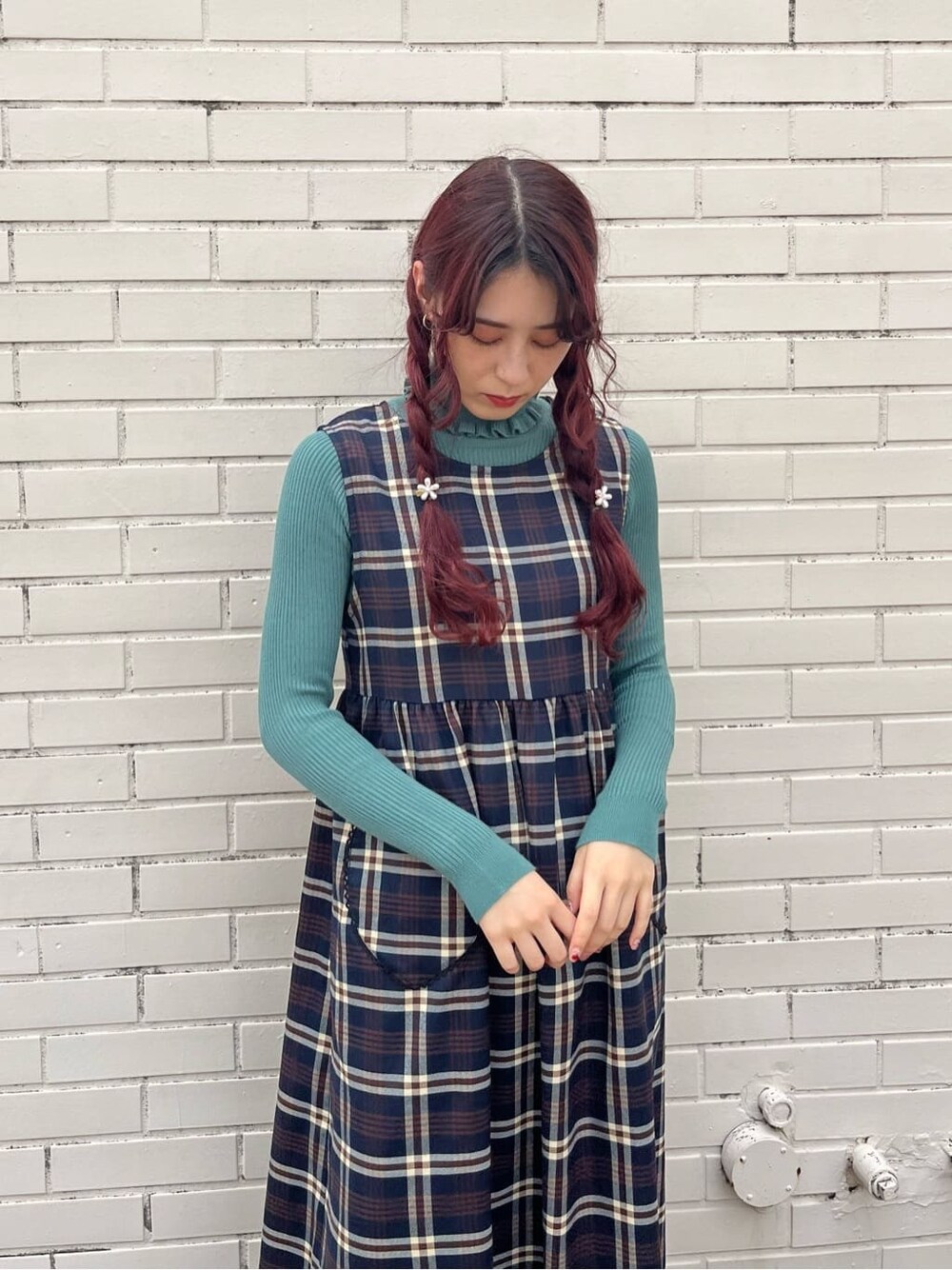 ブルー系のワンピース、ブラック系のブーツ、グリーン系のニット/セーターを着用したレディースの秋コーディネートの2枚目の写真