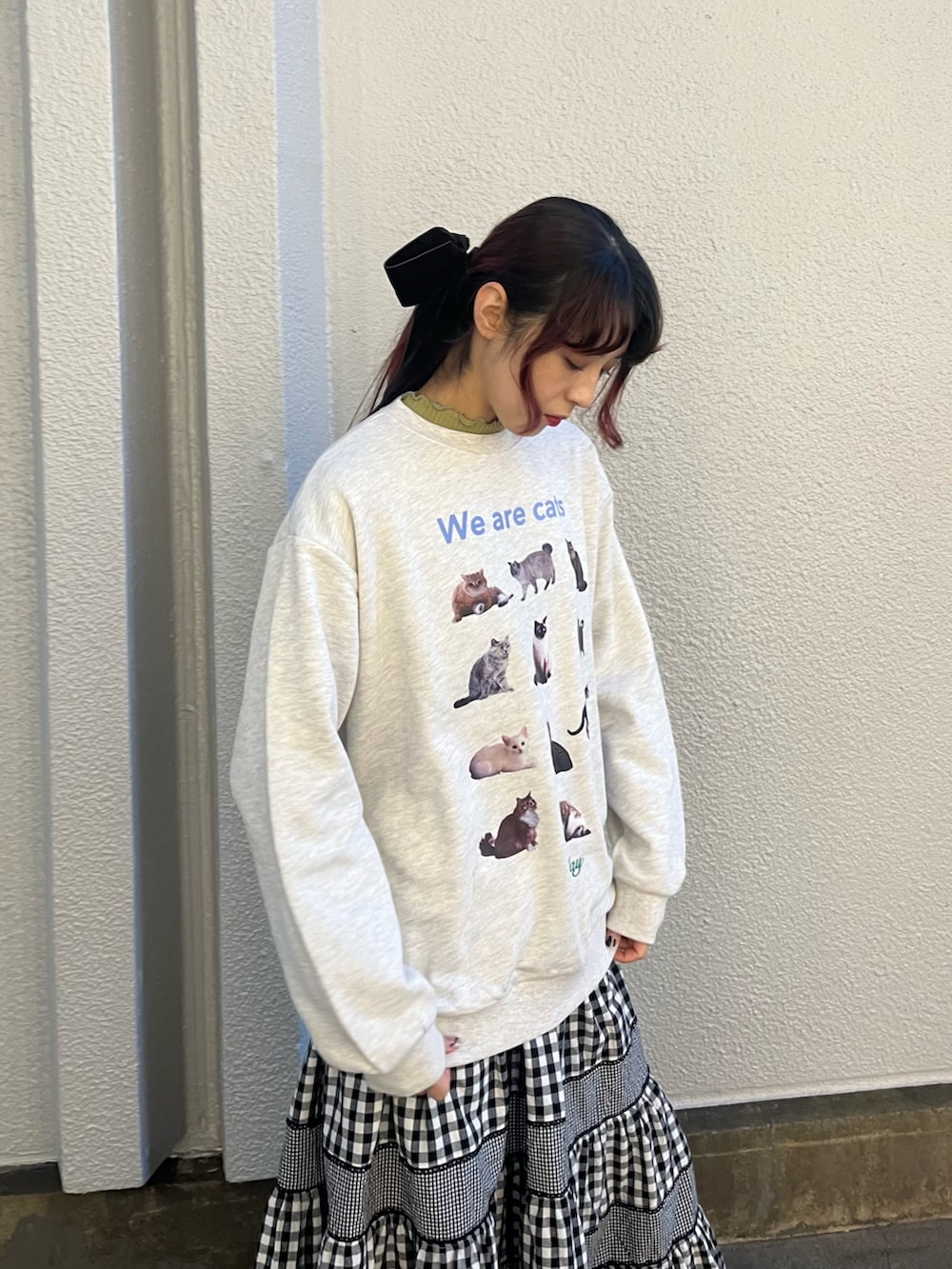 グレー系のスウェット、ブラック系のローファー、グリーン系のニット/セーターを着用したレディースの冬コーディネートの2枚目の写真