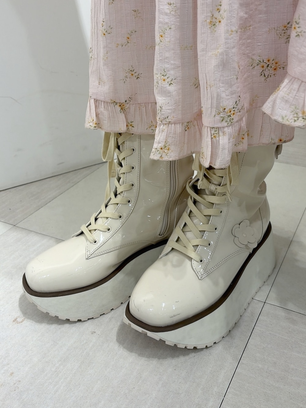 ホワイト系のシャツ/ブラウス、その他のワンピース、ピンク系のハンドバッグを着用したレディースの夏コーディネートの8枚目の写真