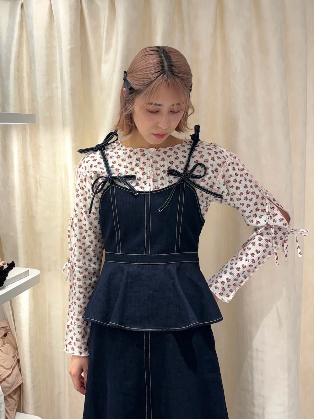 ブルー系のワンピース、ブラック系のパンプス、ピンク系のTシャツ/カットソーを着用したレディースの春コーディネートの2枚目の写真