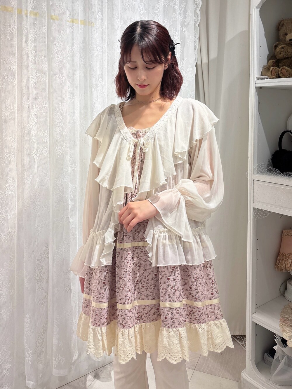 ホワイト系のカーディガン/ボレロ、ピンク系のワンピース、ホワイト系のスウェットパンツを着用したレディースの秋コーディネートの3枚目の写真