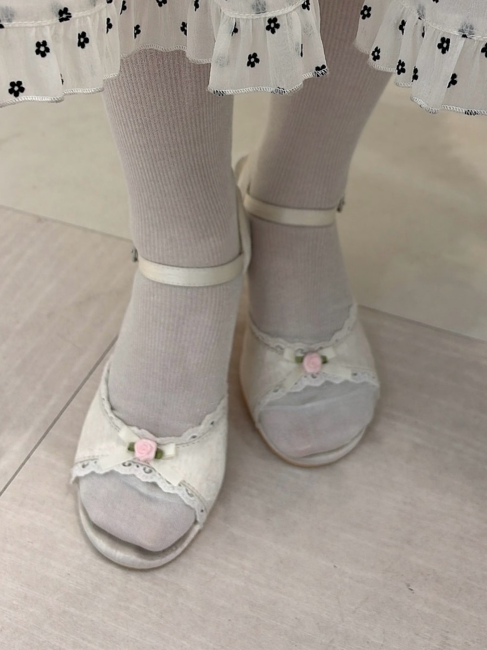 ホワイト系のワンピース、ホワイト系のサンダルを着用したレディースの春コーディネートの7枚目の写真