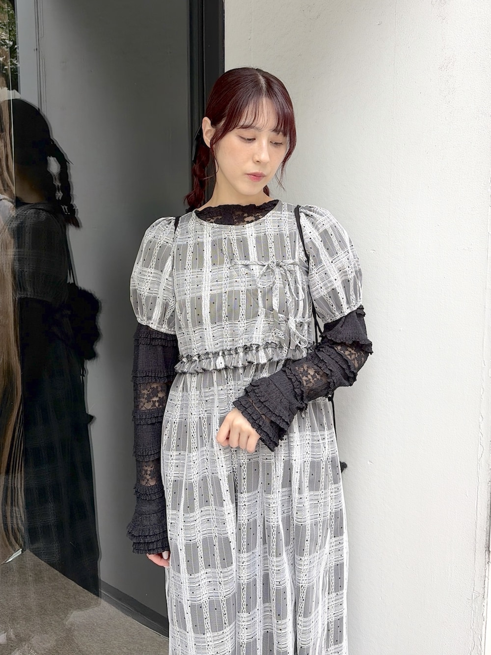 ブラック系のワンピース、ブラック系のTシャツ/カットソー、ブラック系のスニーカーを着用したレディースの夏コーディネートの3枚目の写真