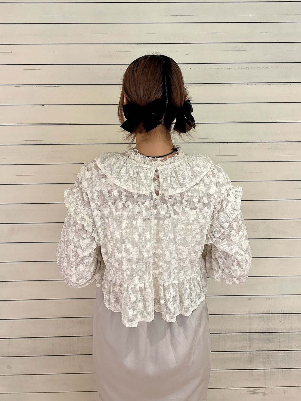 グレー系のスラックス、ホワイト系のローファー、ホワイト系のTシャツ/カットソーを着用したレディースの夏コーディネートの4枚目の写真