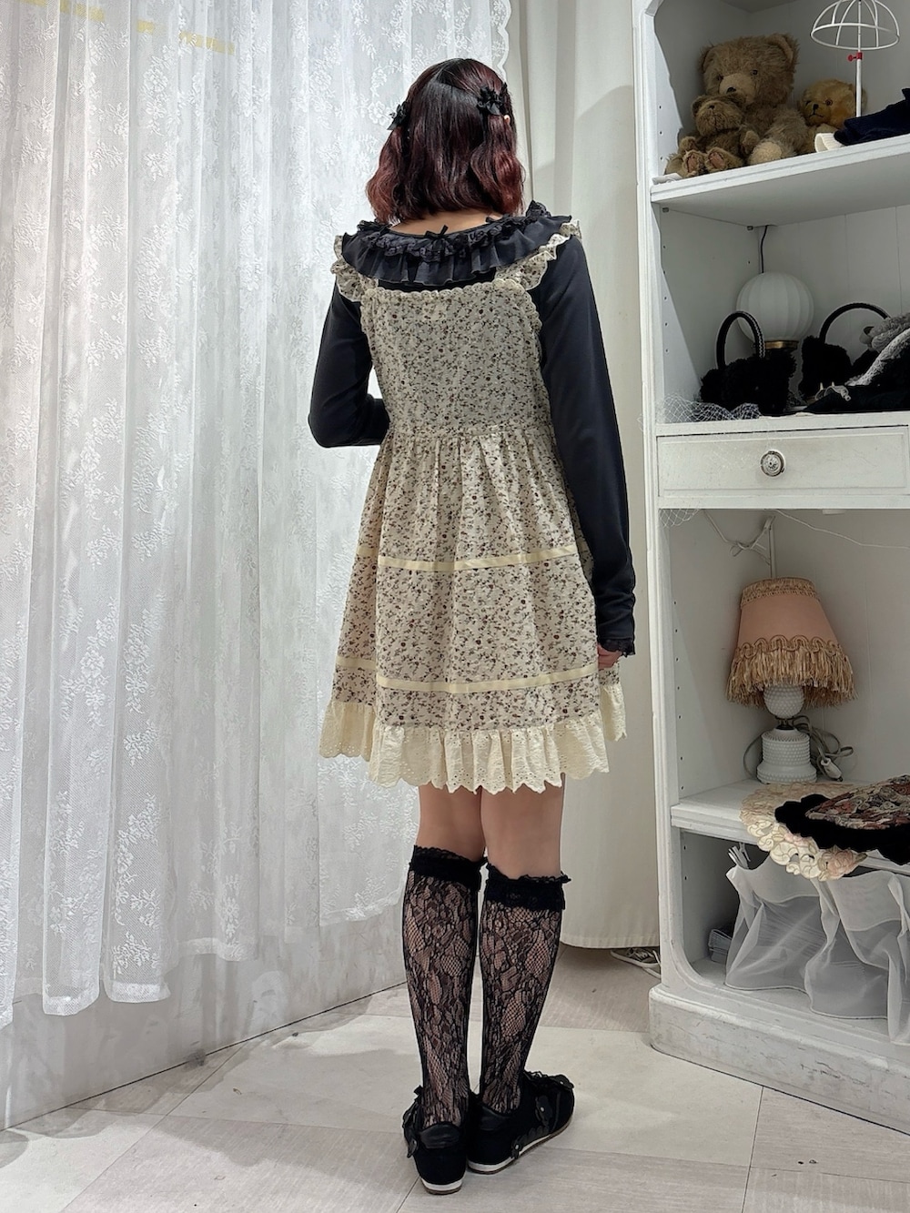 グレー系のTシャツ/カットソー、ホワイト系のワンピース、ブラック系のスニーカーを着用したレディースの秋コーディネートの2枚目の写真