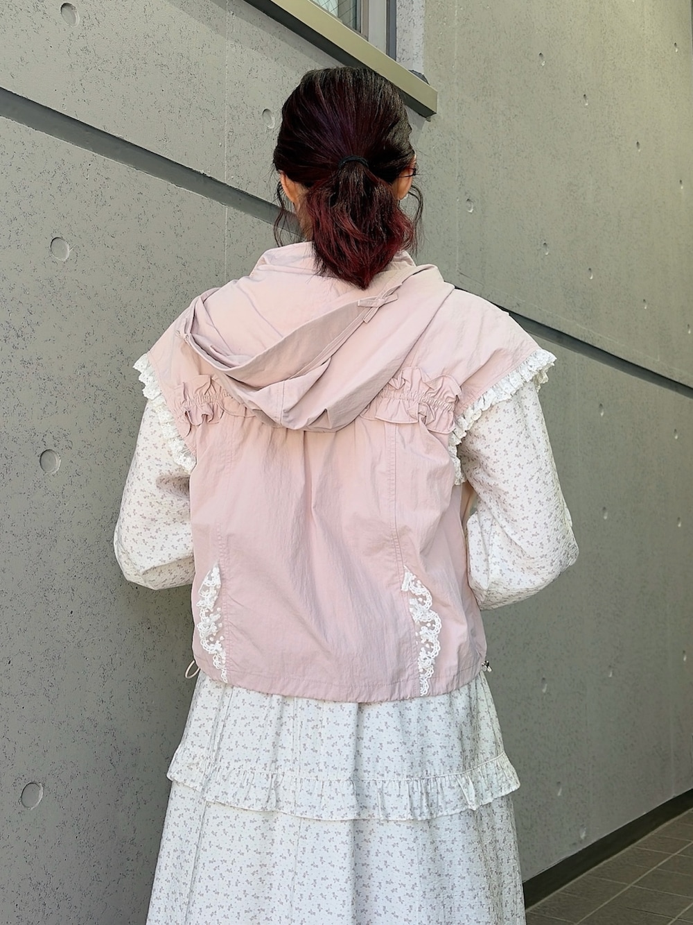 ホワイト系のワンピース、ピンク系のバレエシューズ、ピンク系のベストを着用したレディースの冬コーディネートの4枚目の写真