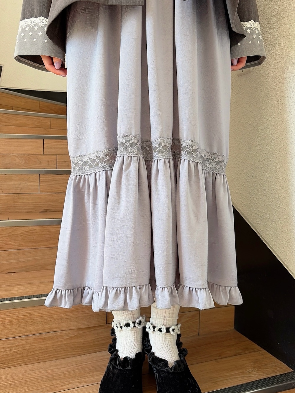 ブルー系のワンピース、ブラック系のパンプス、グレー系のテーラードジャケットを着用したレディースの春コーディネートの6枚目の写真
