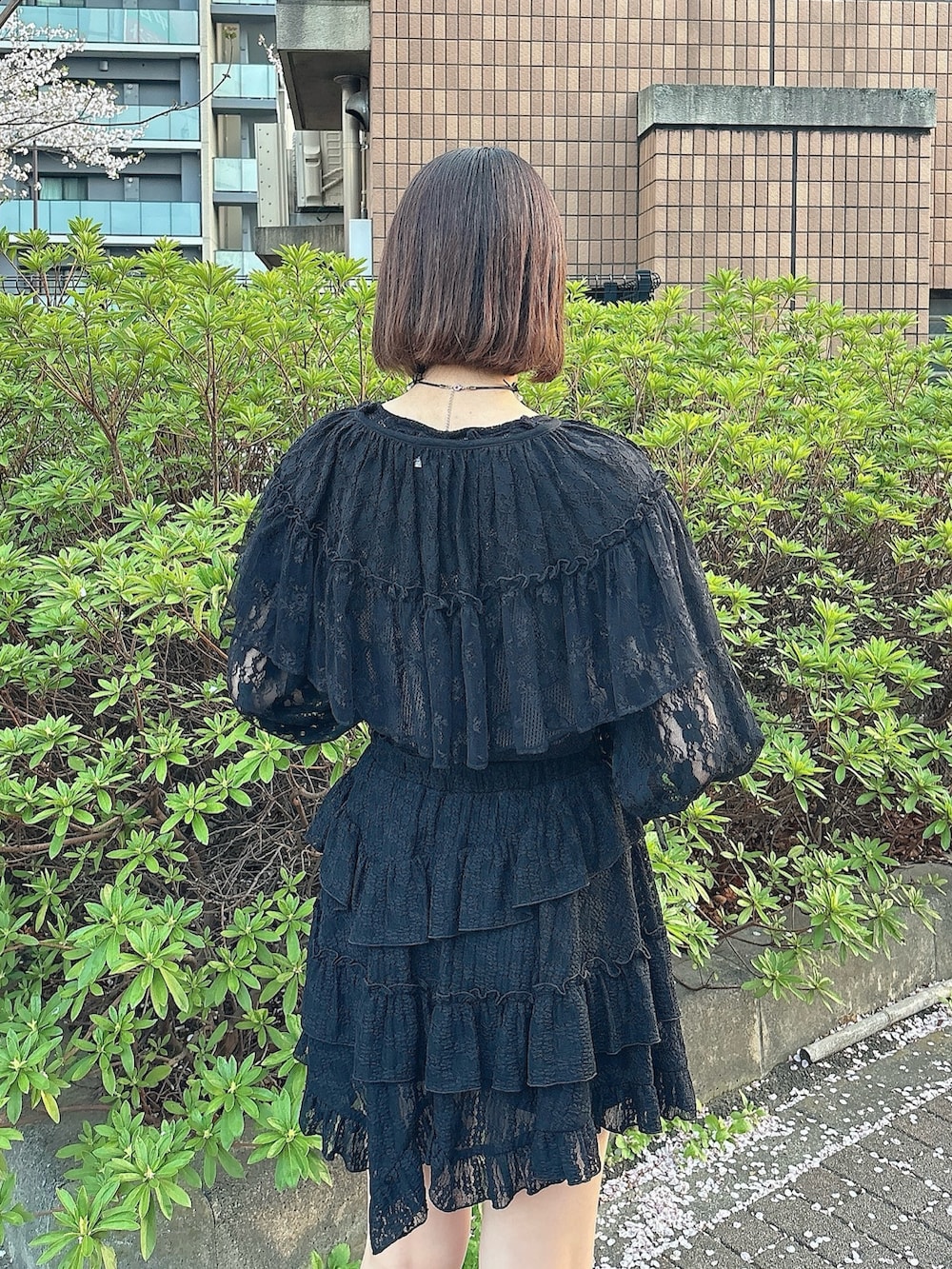 「レイヤードスタイル、大人ガーリー、ガーリーコーデ、バレエコア、レースボレロ、ボレロカーデ、チュールトップス、シアーT、レーススカート、ミニスカート、ヘムスカート、厚底シューズ、厚底サンダル」｜「merry jennyのレースフレアボレロ（カーディガン/ボレロ、ブラック系）」を使った、nanakaさん（骨格ウェーブ・レディース・163cm）の春コーディネートの4枚目の写真
