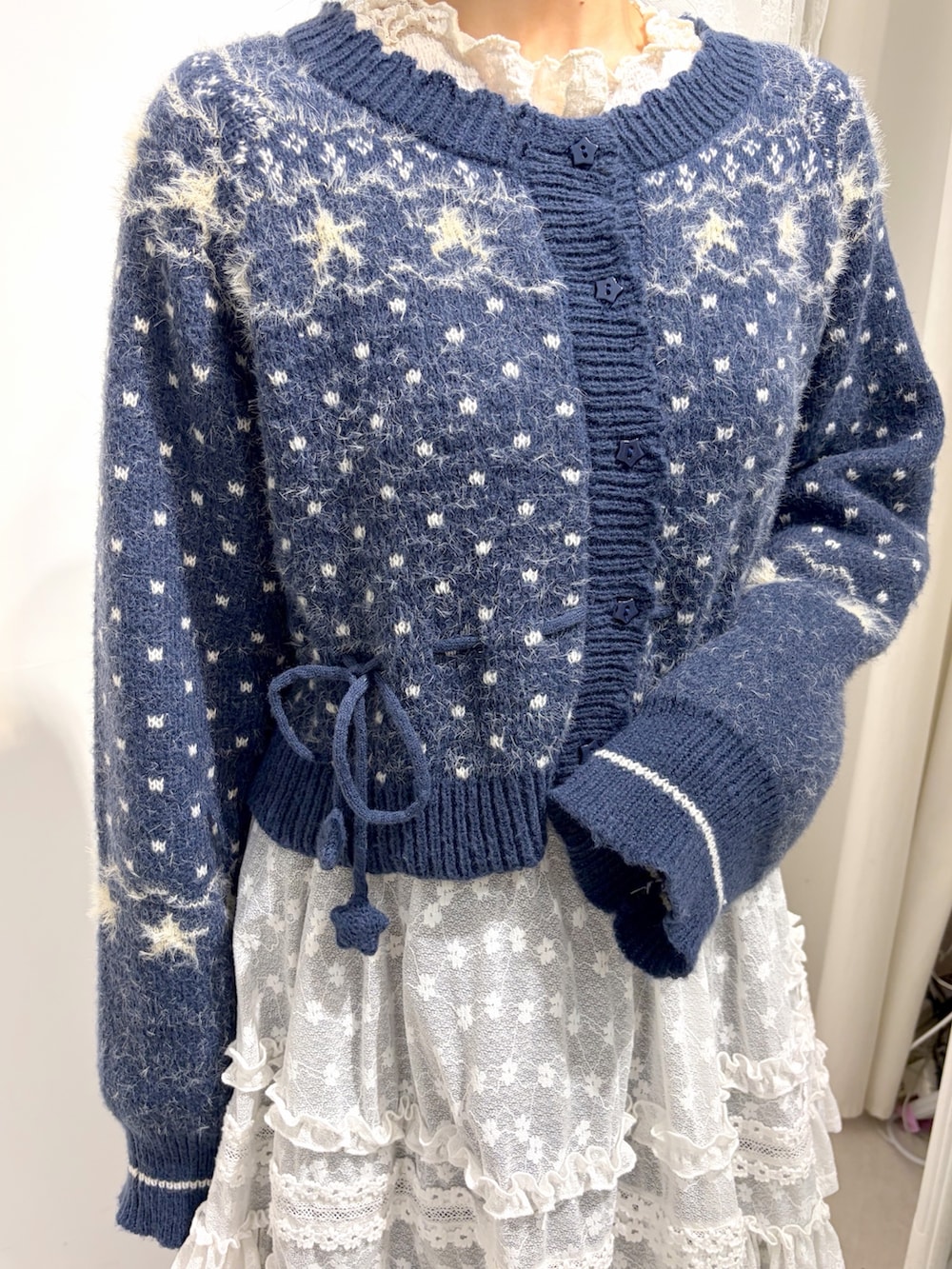 ホワイト系のTシャツ/カットソー、ブラック系のスカート、ホワイト系のスカートを着用したレディースの夏コーディネートの6枚目の写真