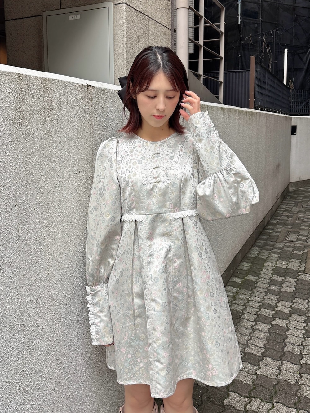 グレー系のワンピース、ピンク系のブーツを着用したレディースの秋コーディネートの3枚目の写真