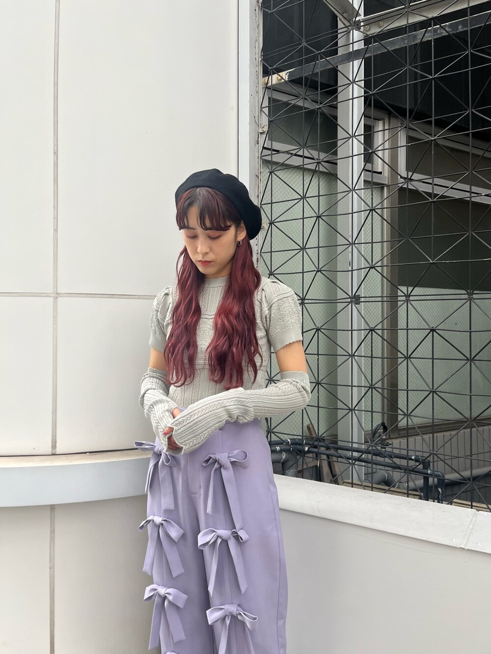 パープル系のその他パンツ、ブラック系のブーツ、グリーン系のニット/セーターを着用したレディースの冬コーディネートの2枚目の写真