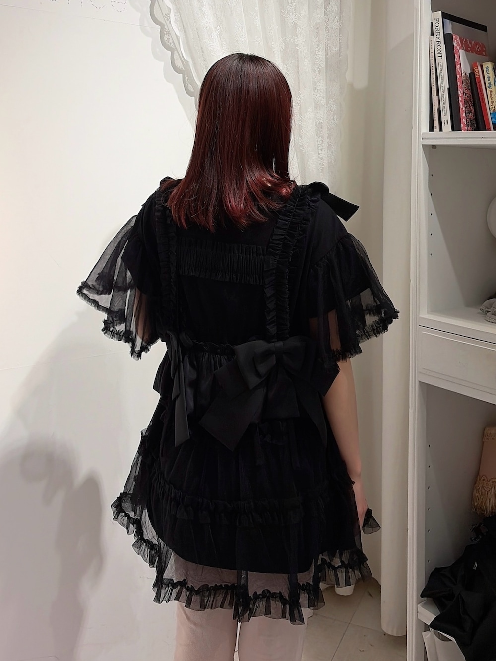 ブラック系のワンピース、ピンク系のその他パンツ、ブラック系のバレエシューズを着用したレディースの春コーディネートの4枚目の写真