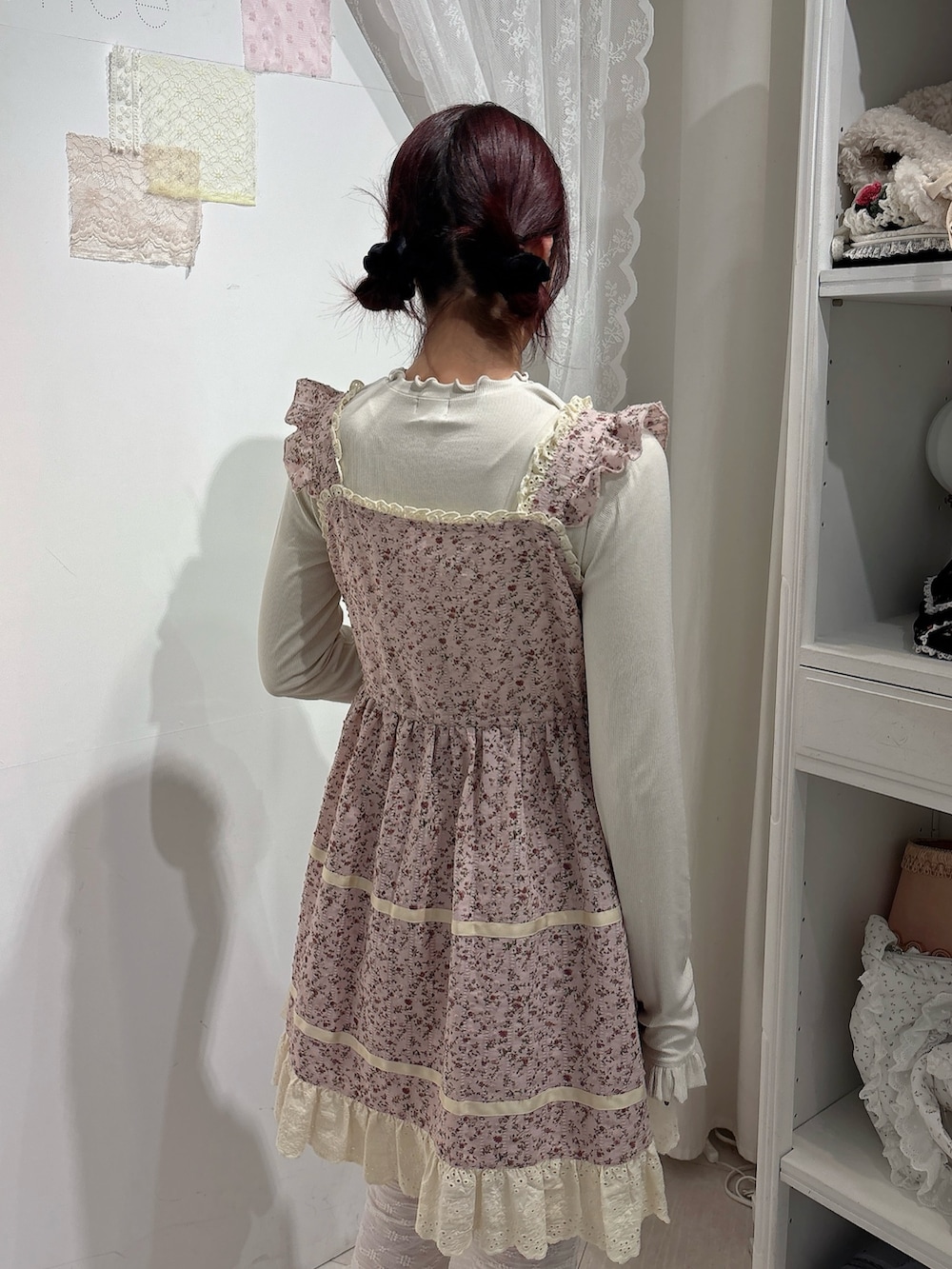 ベージュ系のTシャツ/カットソー、ピンク系のワンピース、ホワイト系のその他パンツを着用したレディースの秋コーディネートの4枚目の写真