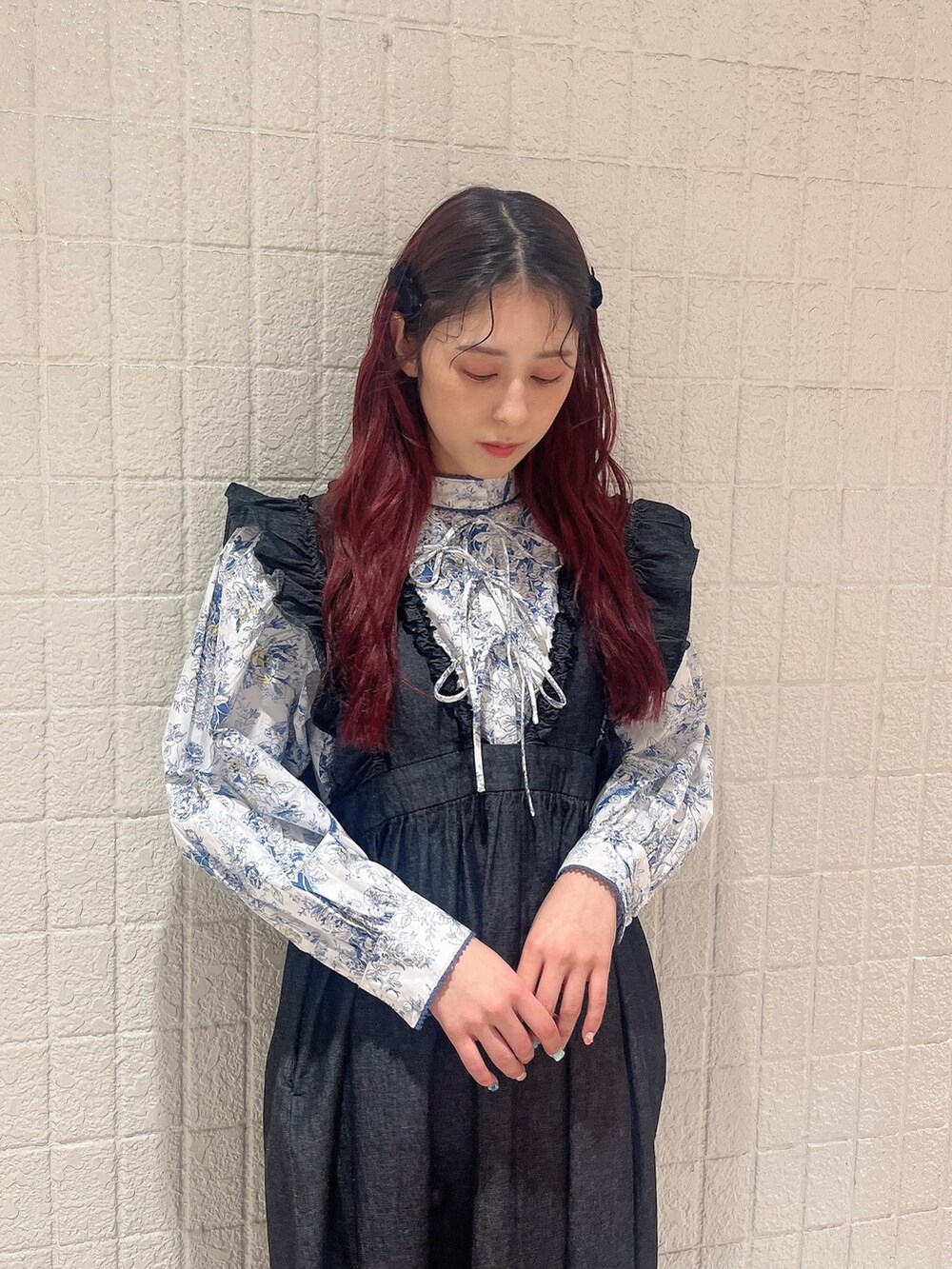 ブルー系のシャツ/ブラウス、ブラック系のワンピース、ブラック系のパンプスを着用したレディースの春コーディネートの2枚目の写真