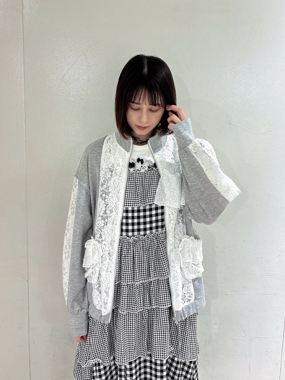 その他のワンピース、グレー系のジャージ、ホワイト系のTシャツ/カットソーを着用したレディースの春コーディネートの3枚目の写真
