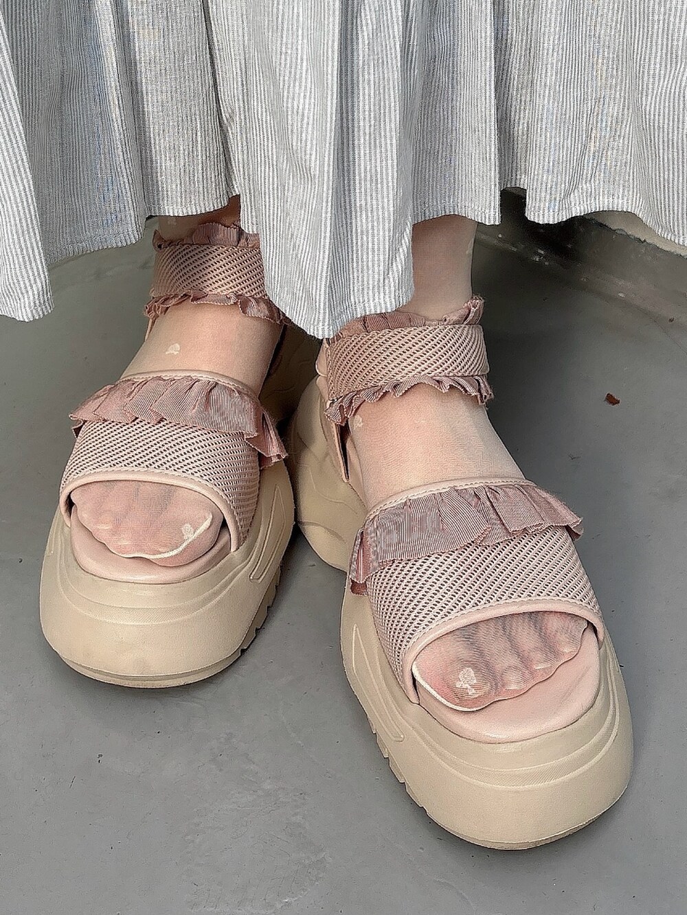 グリーン系のワンピース、ピンク系のサンダル、ホワイト系のTシャツ/カットソーを着用したレディースの夏コーディネートの6枚目の写真