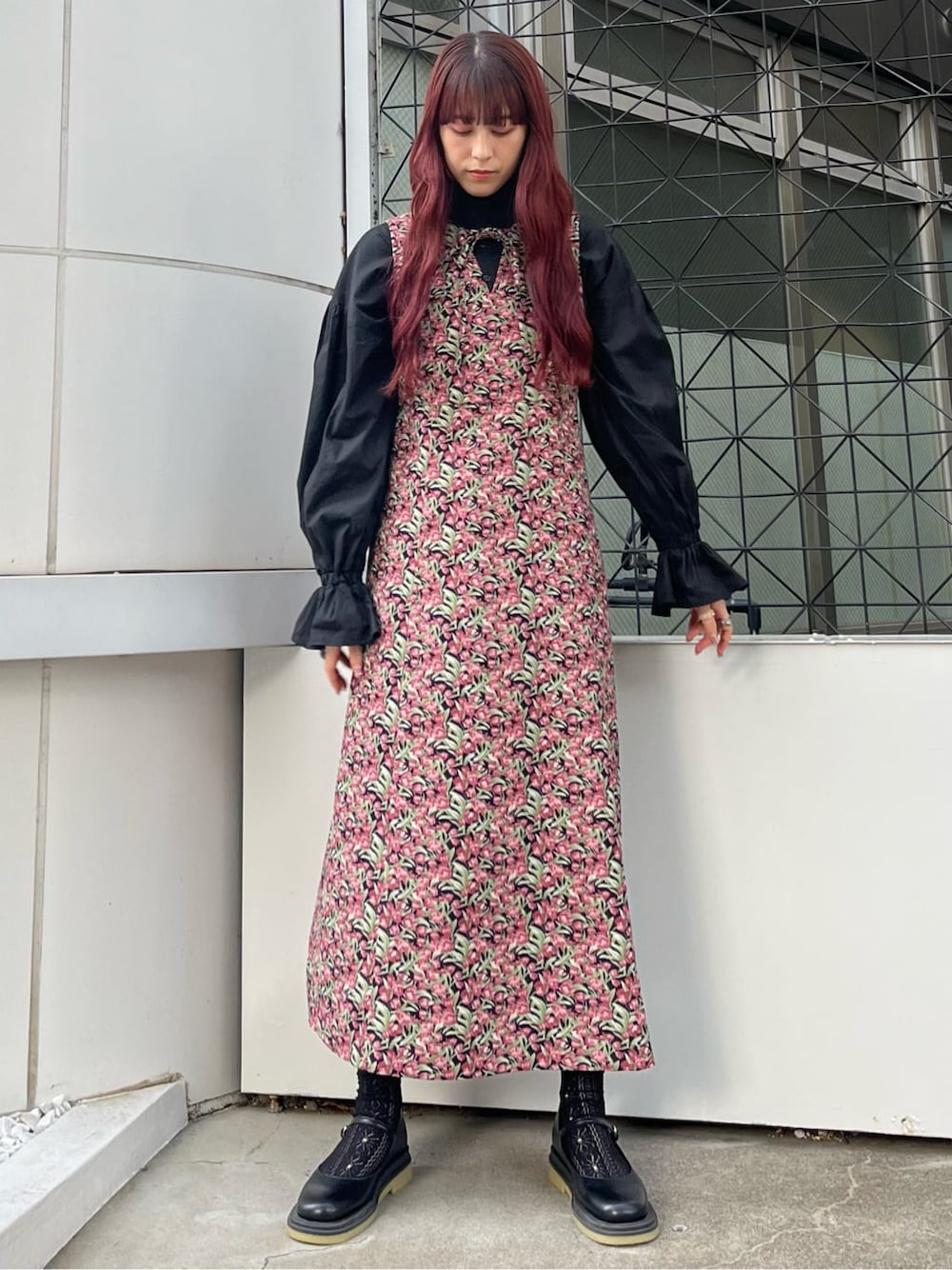 パープル系のワンピース、ブラック系のパンプス、ブラック系のパンプスを着用したレディースの秋コーディネートの2枚目の写真
