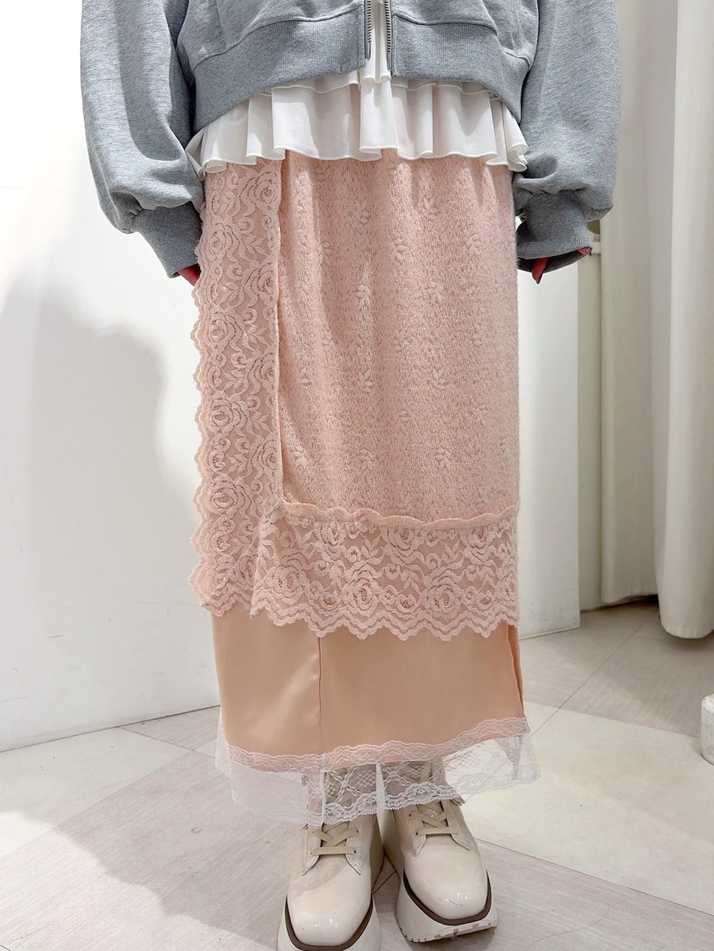 グレー系のパーカー、ホワイト系のショルダーバッグ、ホワイト系のTシャツ/カットソーを着用したレディースの秋コーディネートの8枚目の写真