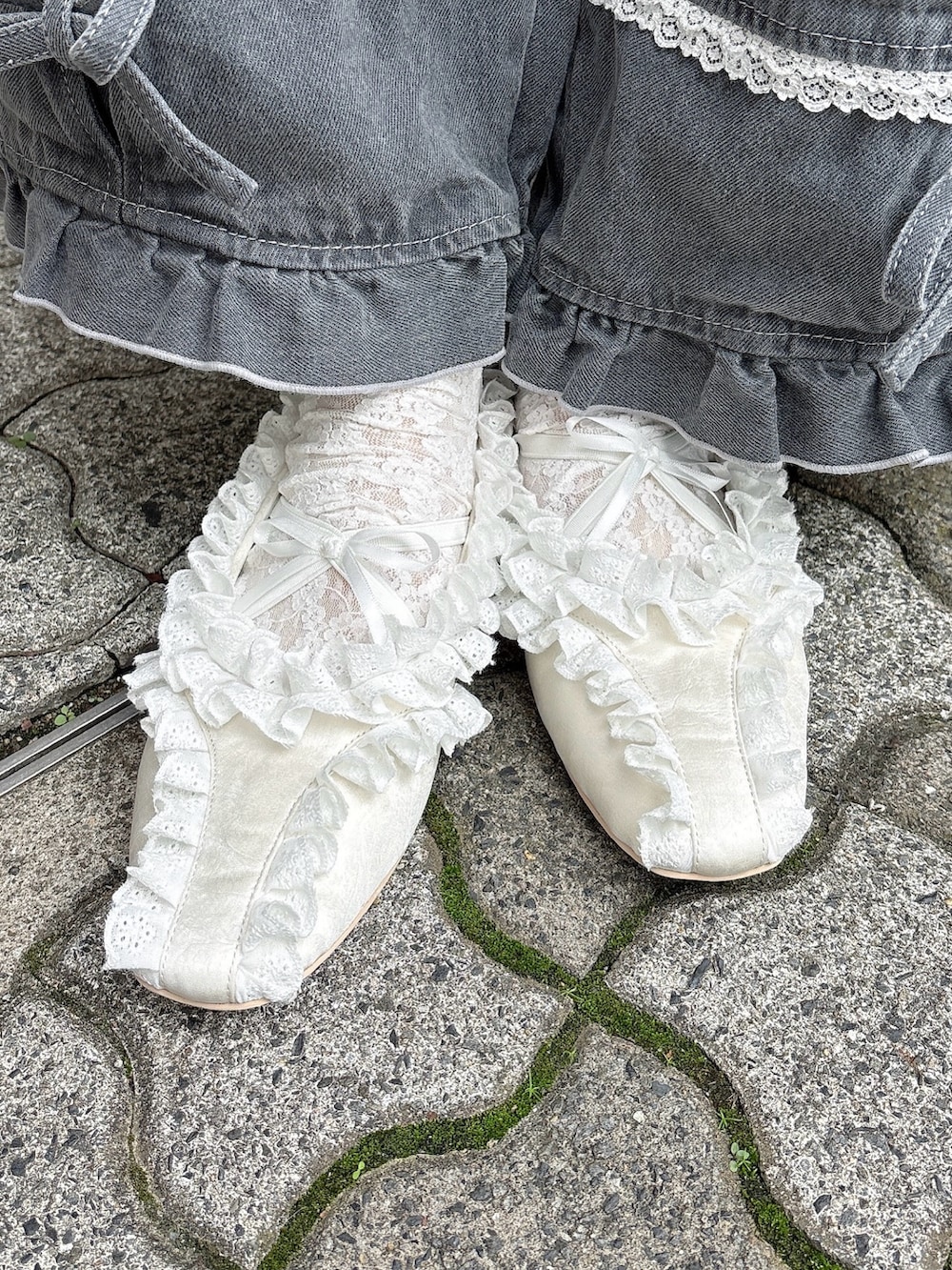 ホワイト系のブルゾン、グレー系のTシャツ/カットソー、グレー系のデニムパンツを着用したレディースの秋コーディネートの7枚目の写真