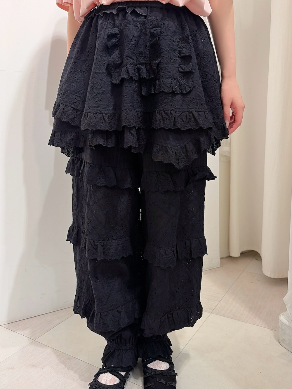 ピンク系のTシャツ/カットソー、ブラック系のスカート、ブラック系のその他パンツを着用したレディースの春コーディネートの6枚目の写真