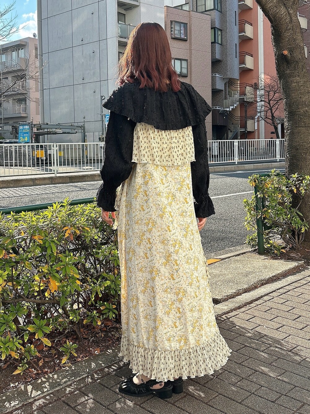 ブラック系のシャツ/ブラウス、その他のワンピース、ブラック系のパンプスを着用したレディースの冬コーディネートの2枚目の写真