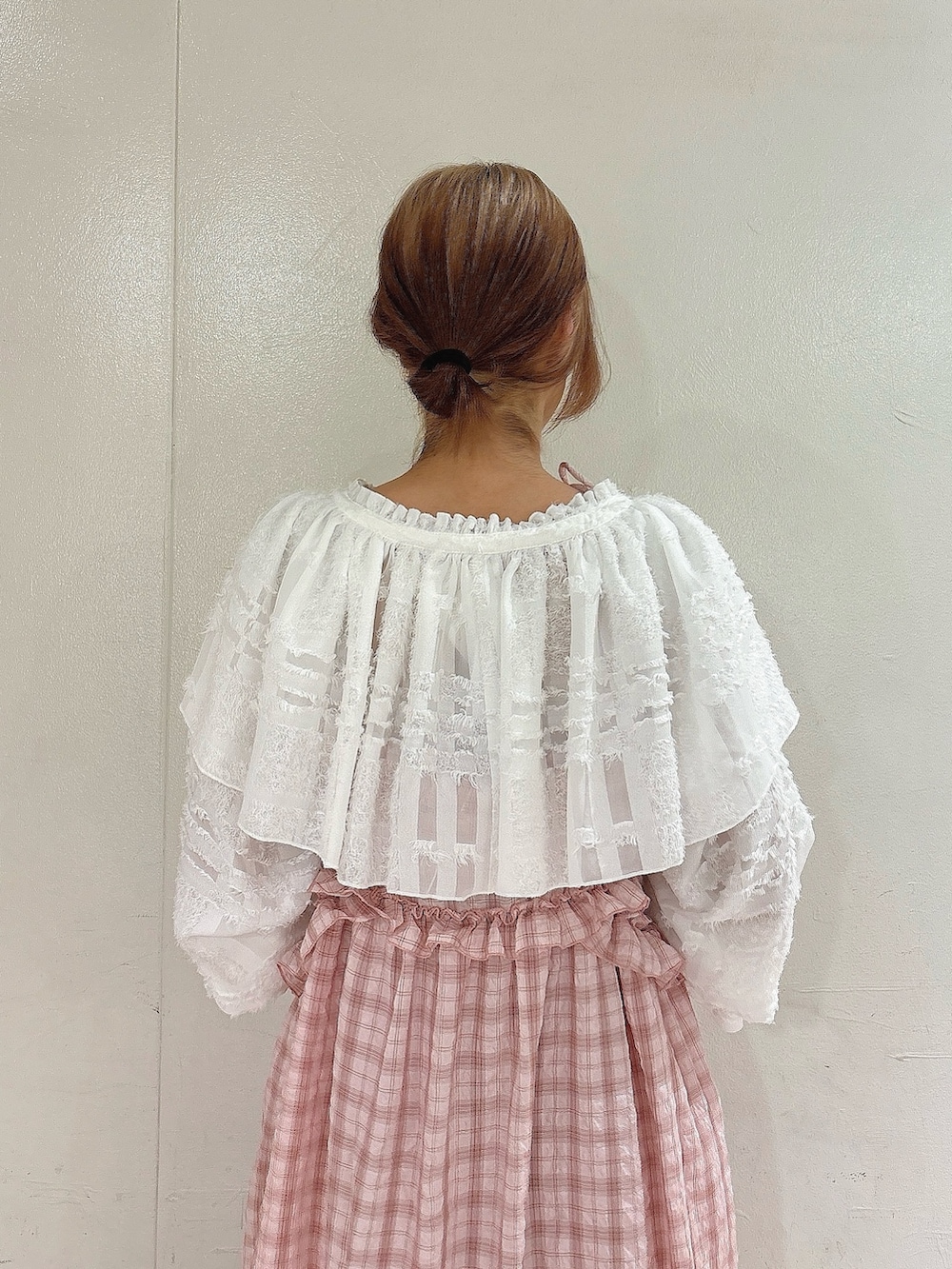 ピンク系のワンピース、ブルー系のデニムパンツ、ホワイト系のシャツ/ブラウスを着用したレディースの夏コーディネートの4枚目の写真