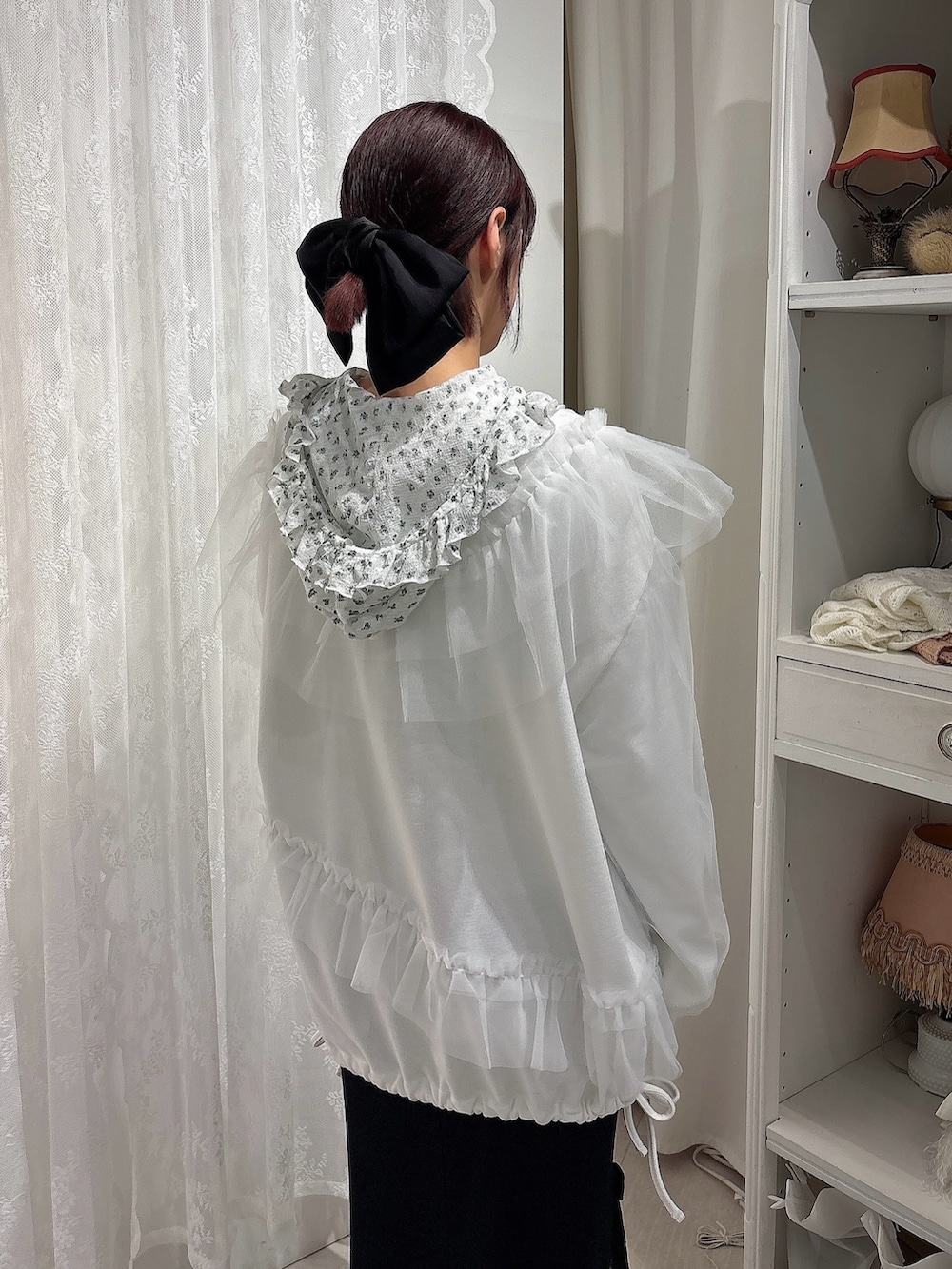 ホワイト系のスウェット、ブラック系のスカート、その他のTシャツ/カットソーを着用したレディースの夏コーディネートの4枚目の写真