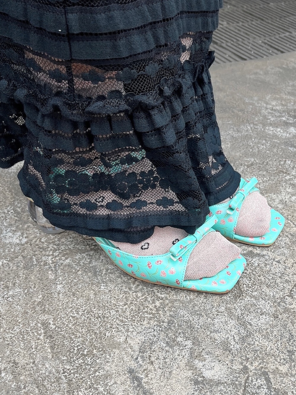 ブラック系のカーディガン/ボレロ、ホワイト系のTシャツ/カットソー、ブラック系のスウェットパンツを着用したレディースの夏コーディネートの3枚目の写真