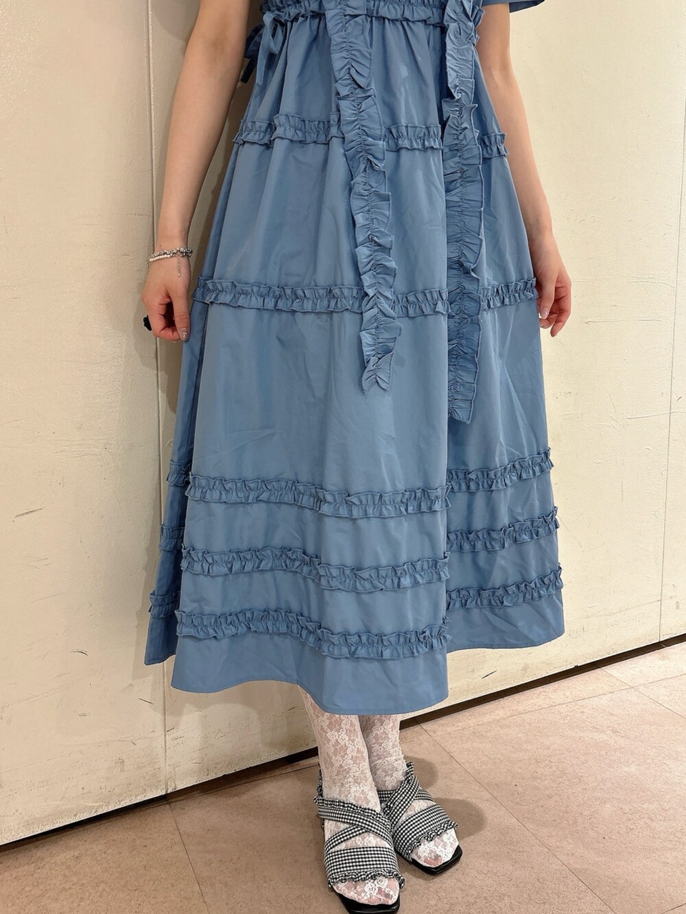 ブルー系のワンピース、ブラック系のサンダル、ブラック系の付け襟を着用したレディースの夏コーディネートの6枚目の写真