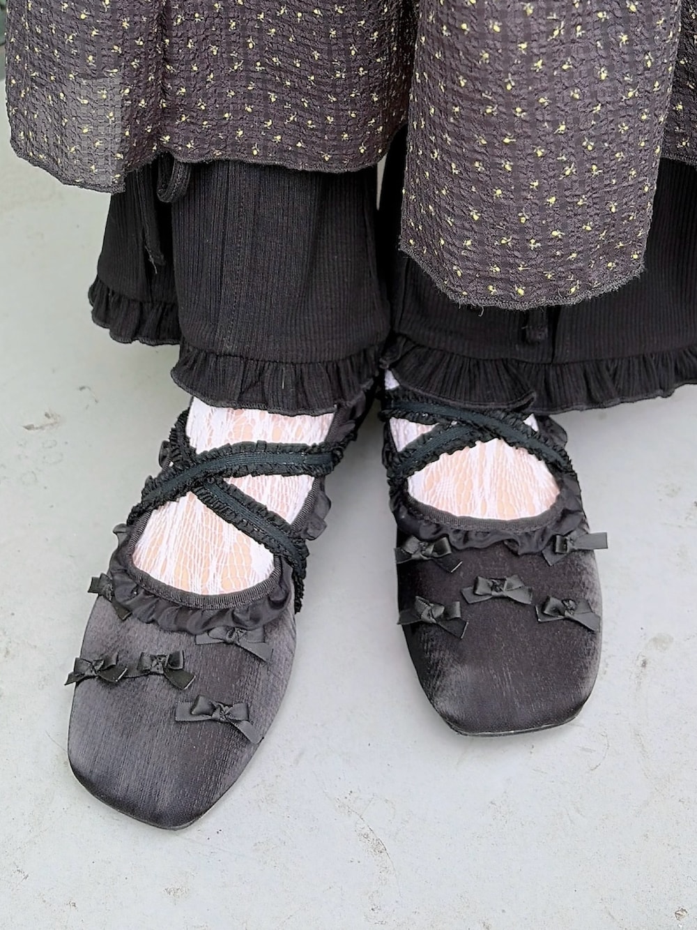 ブルー系のTシャツ/カットソー、ブラック系のワンピース、ブラック系のその他パンツを着用したレディースの春コーディネートの7枚目の写真