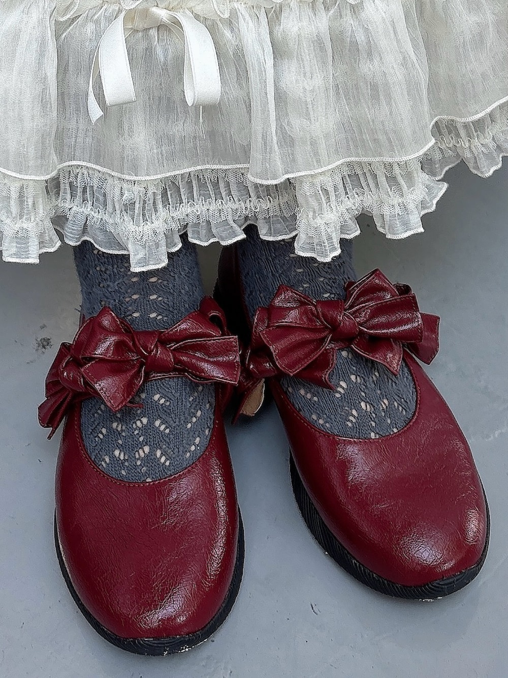 ホワイト系のスカート、ブラウン系のブルゾン、ベージュ系のTシャツ/カットソーを着用したレディースの夏コーディネートの7枚目の写真