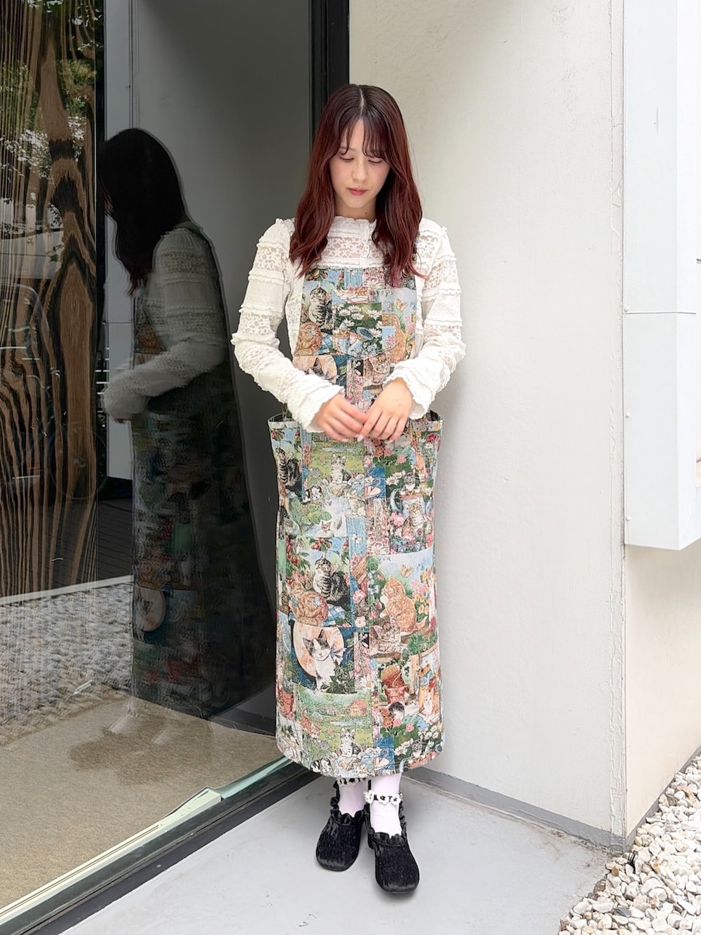 グリーン系のジャンパースカート、ブラック系のパンプス、ホワイト系のTシャツ/カットソーを着用したレディースの夏コーディネートの4枚目の写真