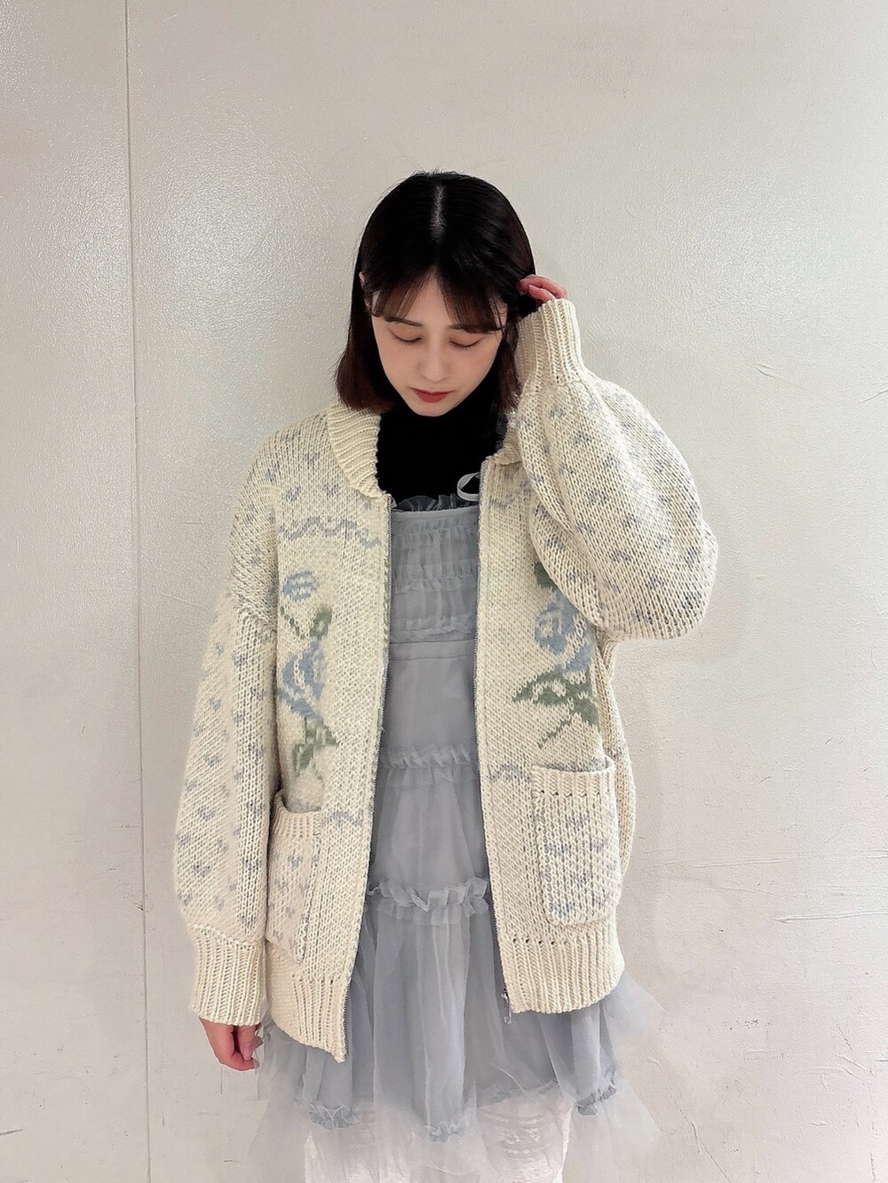 ホワイト系のその他パンツ、ホワイト系のローファー、ブルー系のカーディガン/ボレロを着用したレディースの冬コーディネートの3枚目の写真