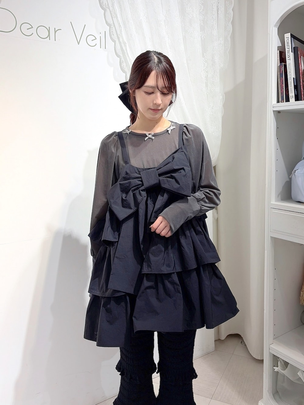 グレー系のTシャツ/カットソー、ブラック系のワンピース、ブラック系のその他パンツを着用したレディースの秋コーディネートの4枚目の写真