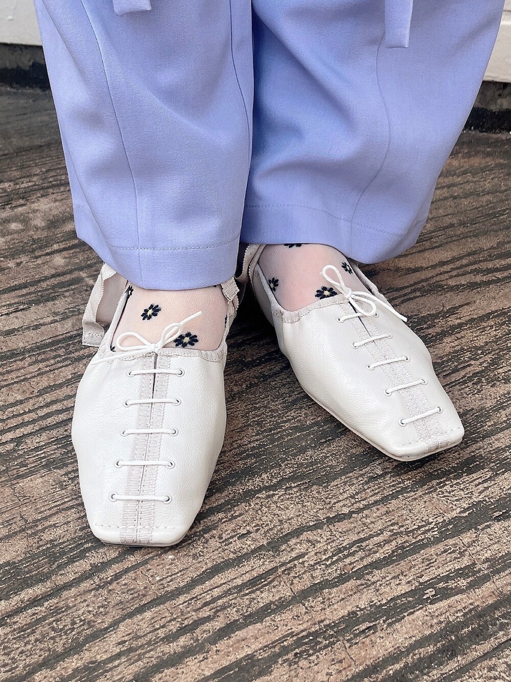 ホワイト系のパンプス、パープル系のその他パンツ、ホワイト系のカーディガン/ボレロを着用したレディースの春コーディネートの3枚目の写真