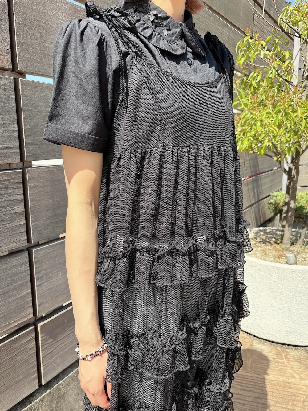 ブラック系のワンピース、ブラック系のシャツ/ブラウス、グレー系のスウェットパンツを着用したレディースの春コーディネートの5枚目の写真