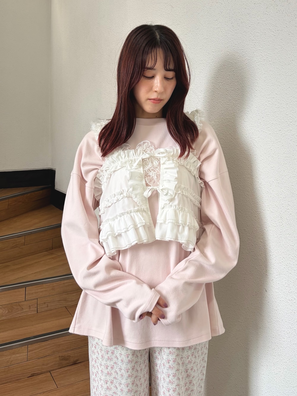 ピンク系のTシャツ/カットソー、ホワイト系のキャミソール、ピンク系のカーゴパンツを着用したレディースの夏コーディネートの3枚目の写真