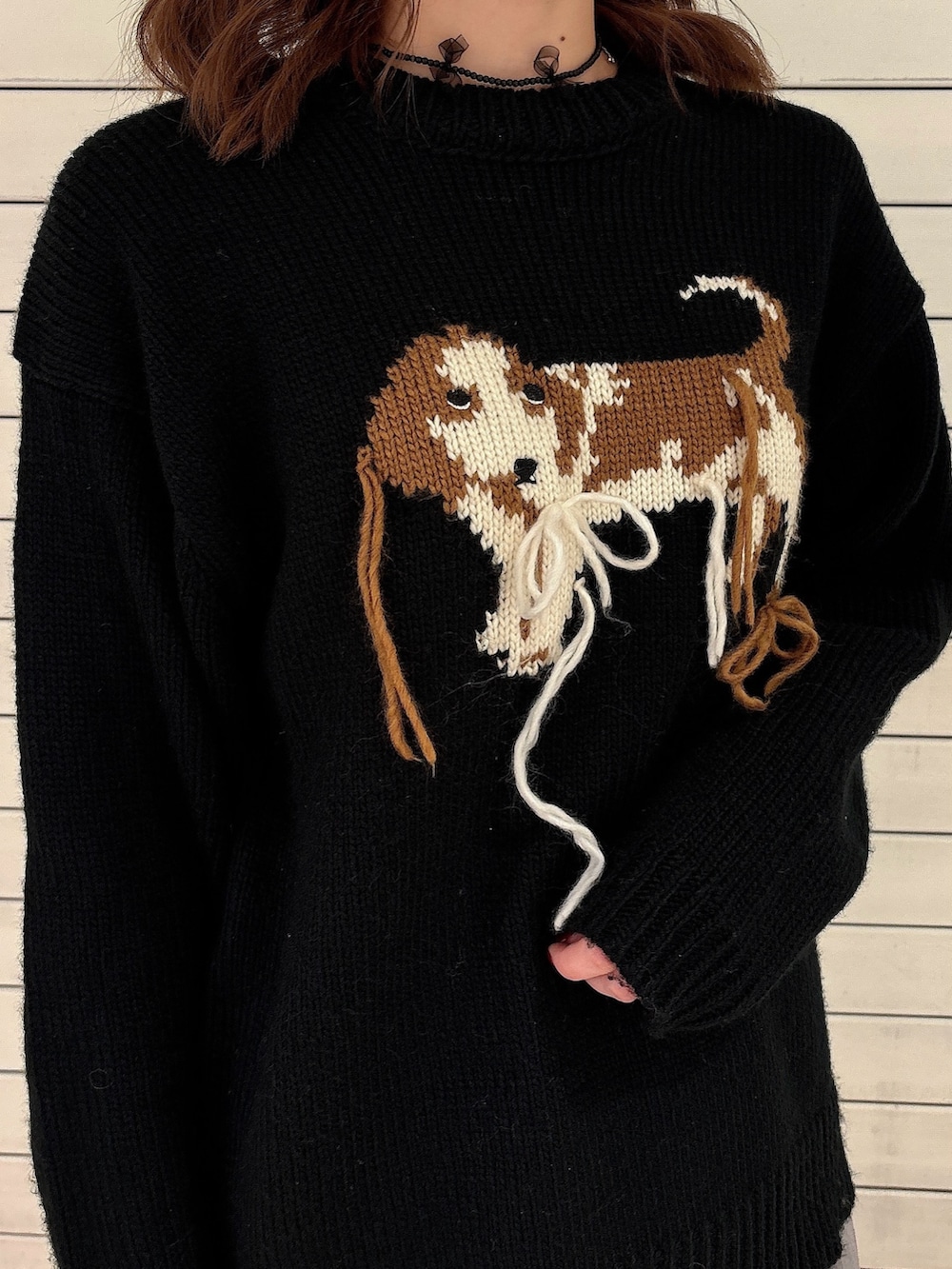 ブラック系のニット/セーター、グレー系のスカート、ブラック系のローファーを着用したレディースの秋コーディネートの5枚目の写真