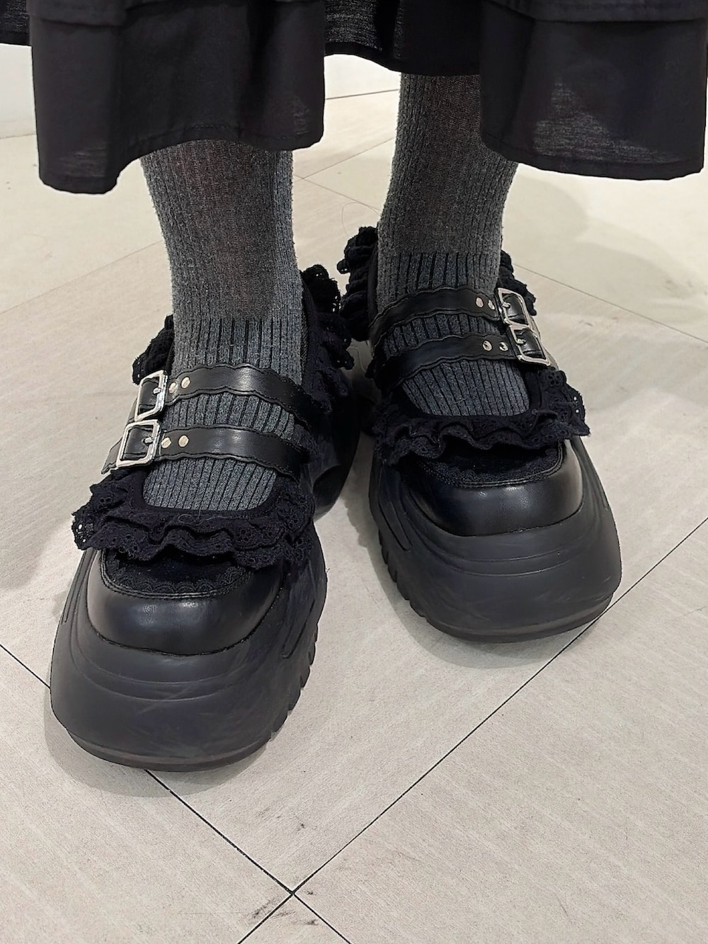 ブラック系のキャミソール、グレー系のシャツ/ブラウス、ブラック系のスカートを着用したレディースの春コーディネートの7枚目の写真