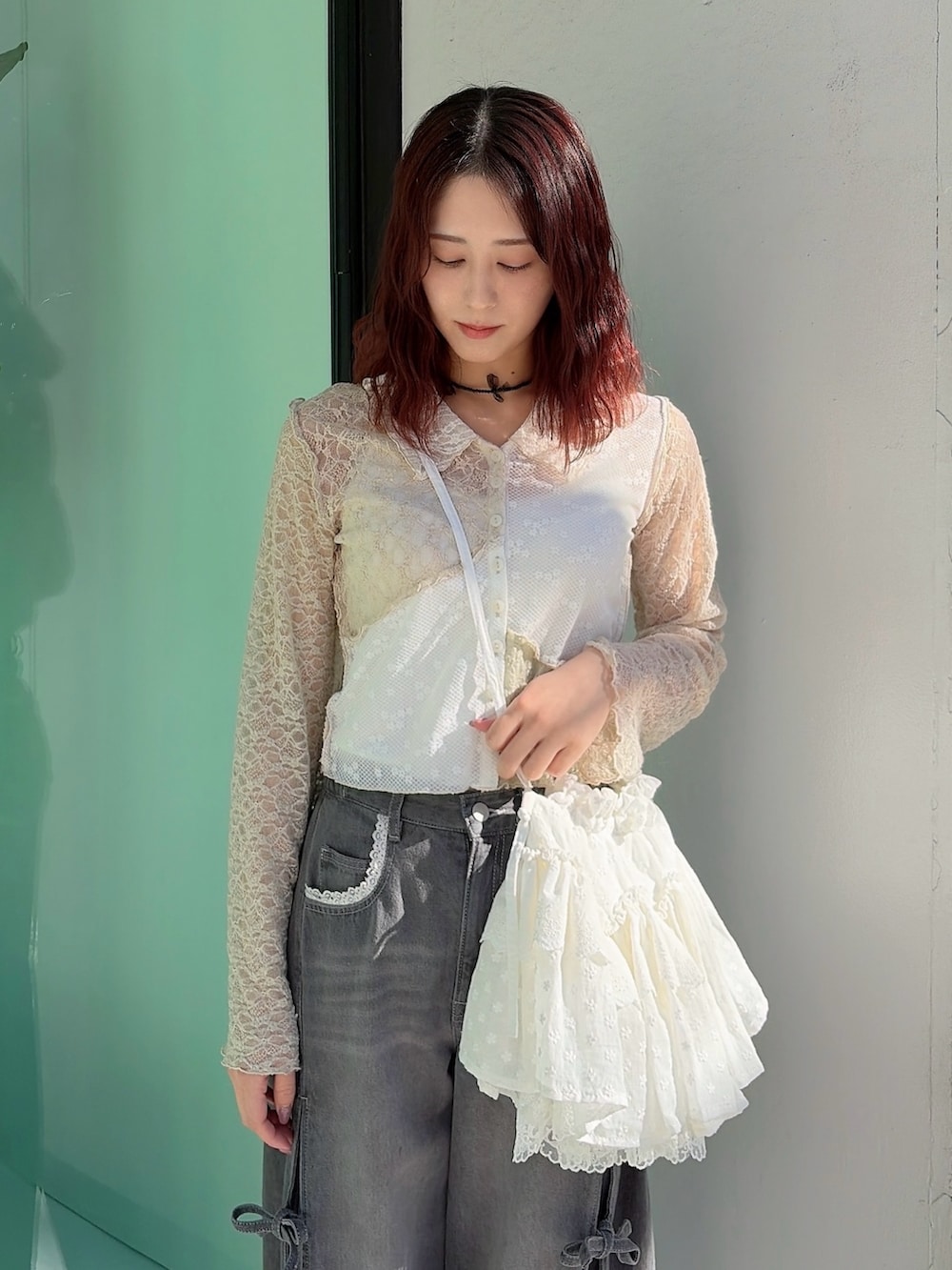 ベージュ系のシャツ/ブラウス、ホワイト系のショルダーバッグ、グレー系のデニムパンツを着用したレディースの冬コーディネートの3枚目の写真