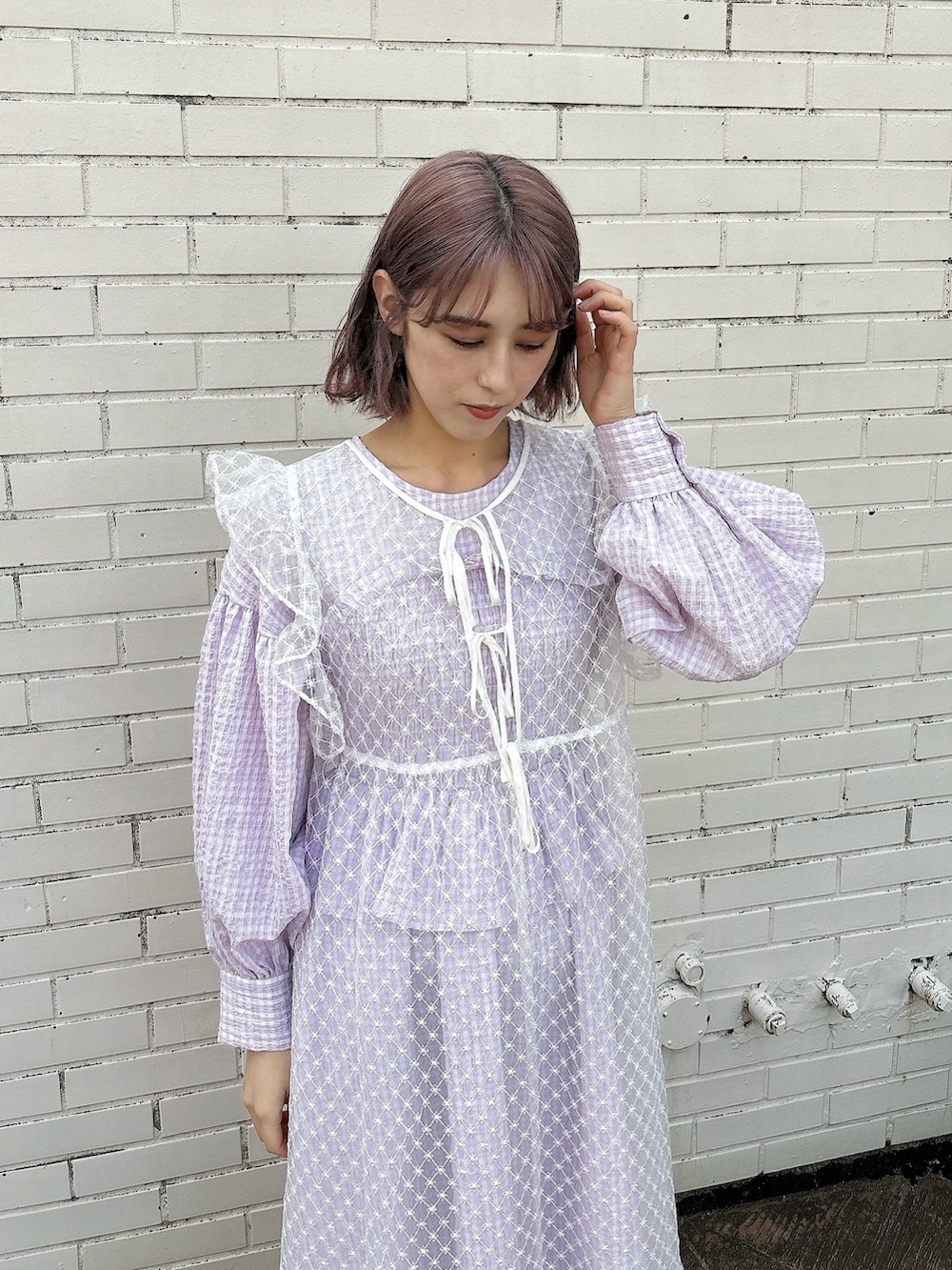 ホワイト系のワンピース、パープル系のワンピース、ホワイト系のパンプスを着用したレディースの春コーディネートの3枚目の写真