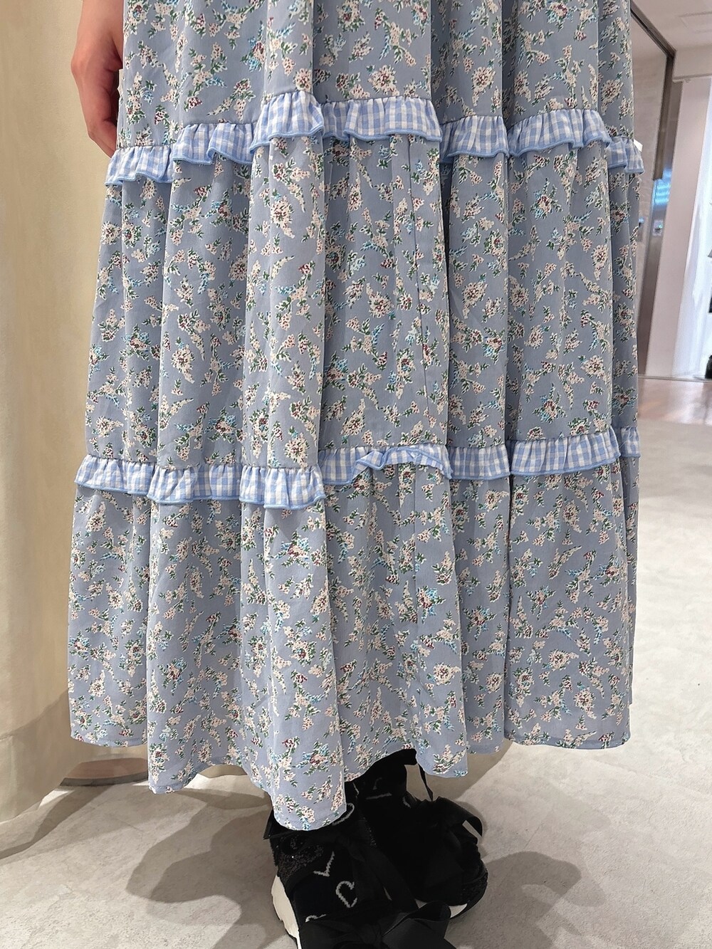 ブルー系のワンピース、グレー系のTシャツ/カットソー、ブラック系のサンダルを着用したレディースの春コーディネートの6枚目の写真