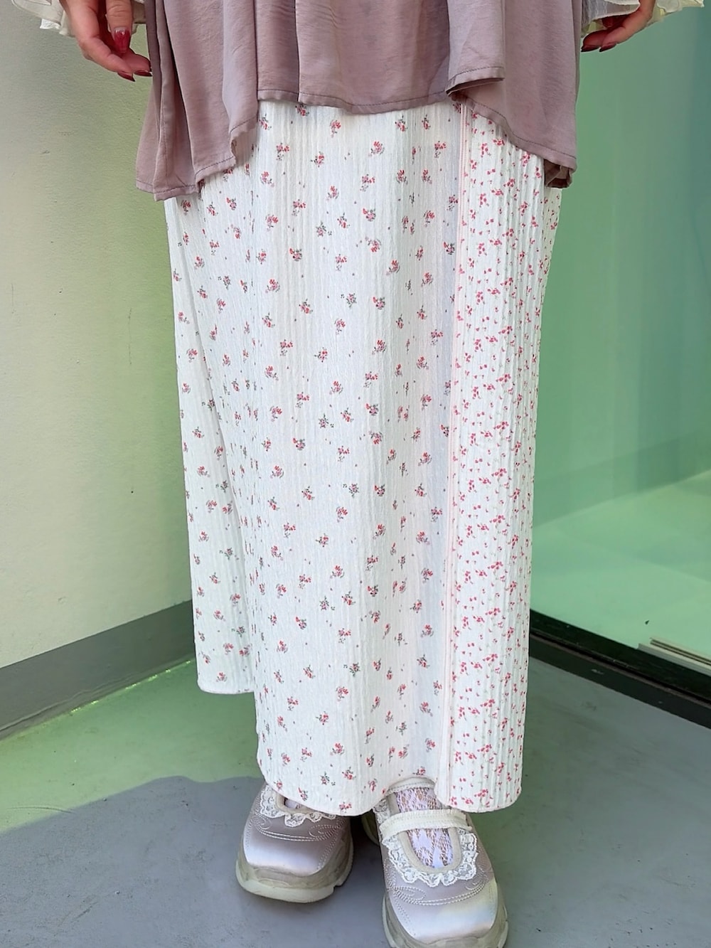 パープル系のその他トップス、ピンク系のスカート、ブルー系のスニーカーを着用したレディースの冬コーディネートの6枚目の写真