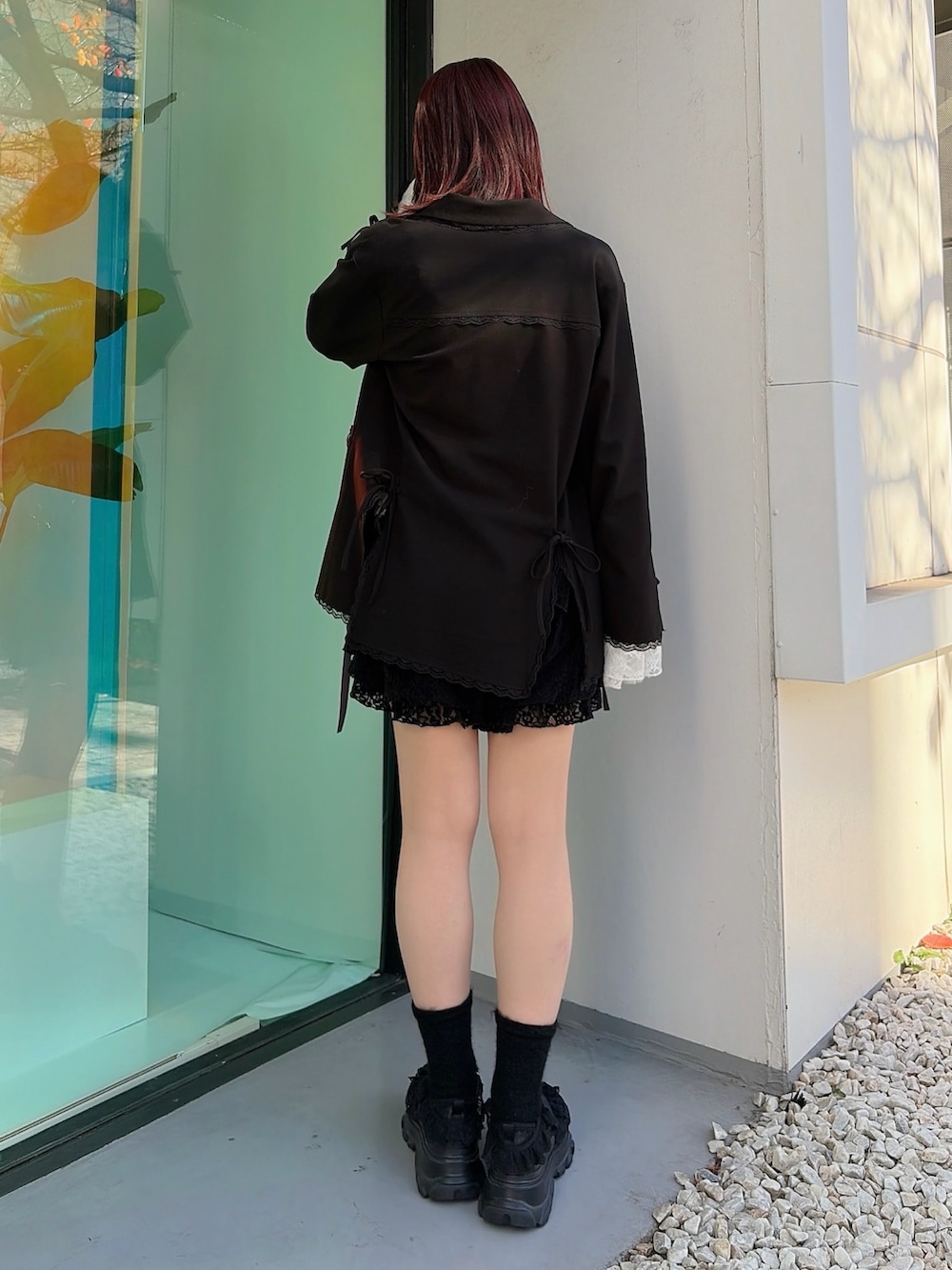 ブラック系のテーラードジャケット、グレー系のTシャツ/カットソー、ブラック系のその他パンツを着用したレディースの冬コーディネートの2枚目の写真